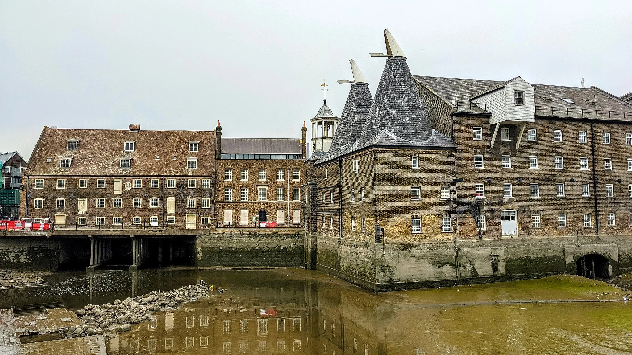 Photo showing: House Mill (left) and Clock Mill (right), Three Mills, London