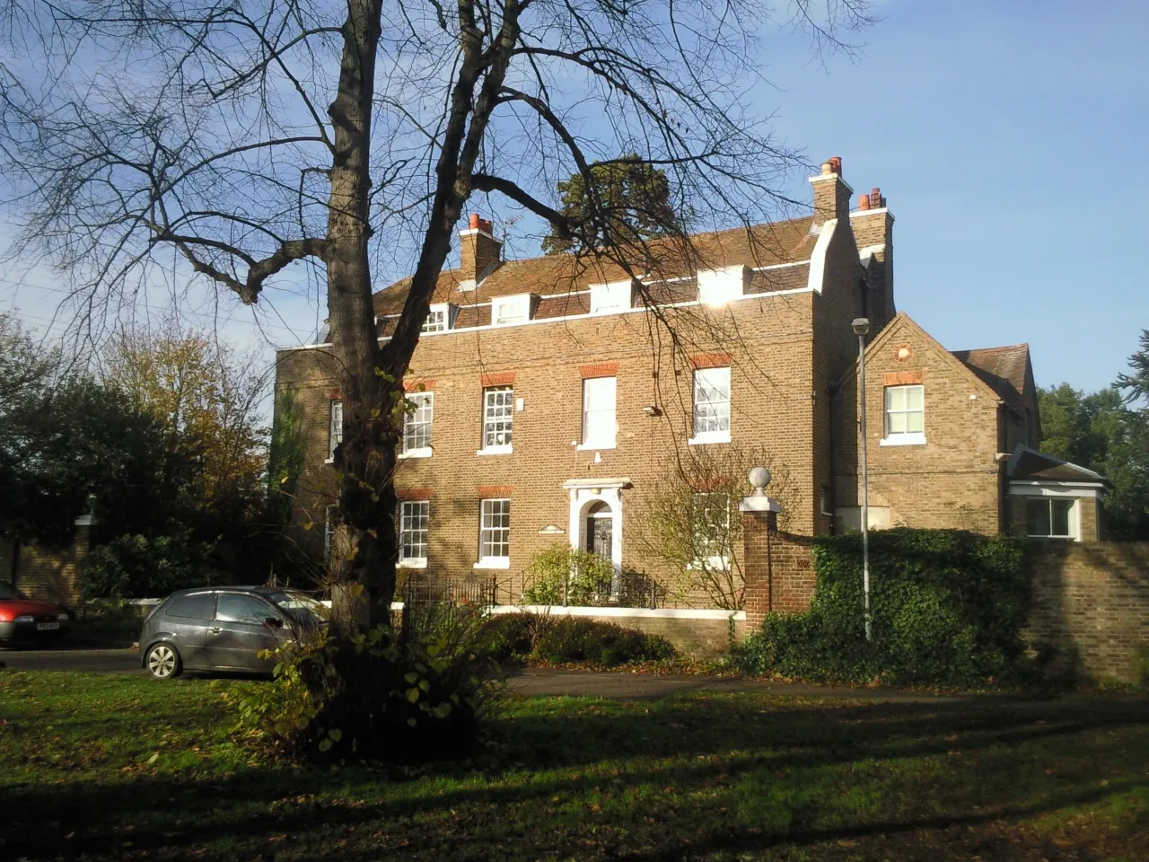 Photo showing: Burlington House, East Bedfont