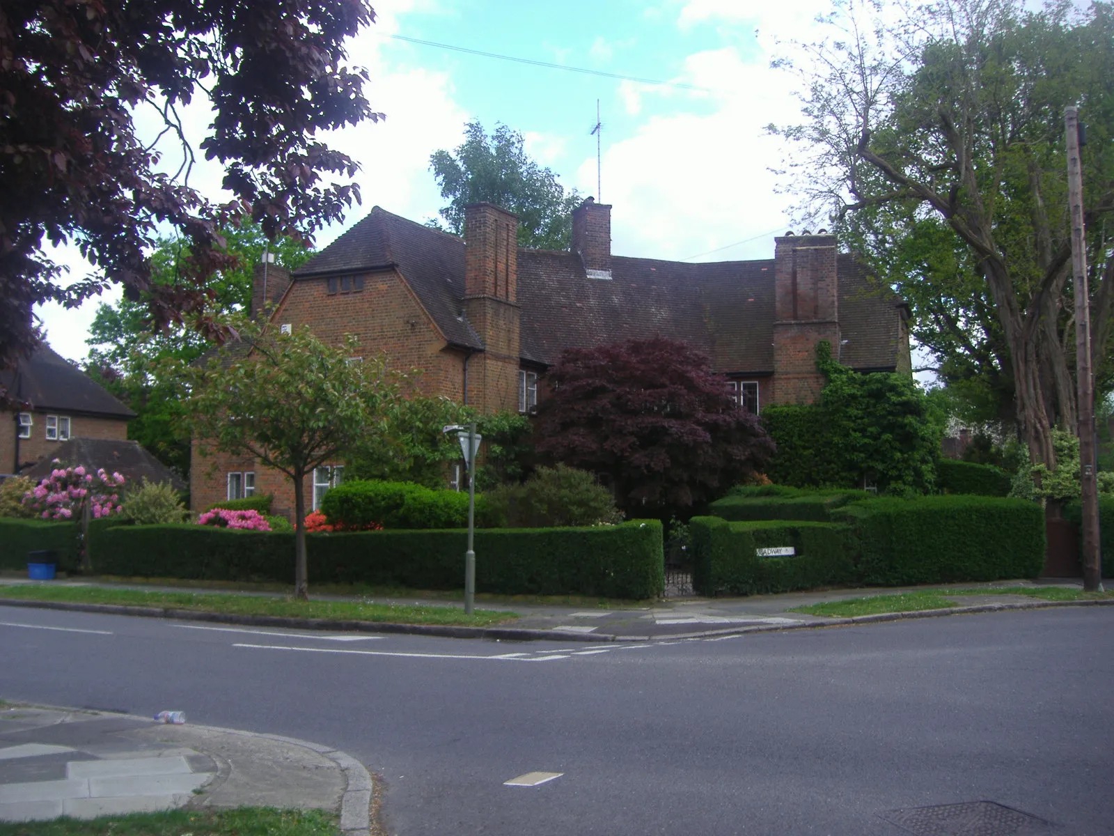 Photo showing: House on the corner of Meadway and Grey Close