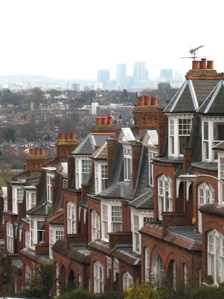 Photo showing: Hillfield Park, Muswell Hill - view of Canary Wharf.