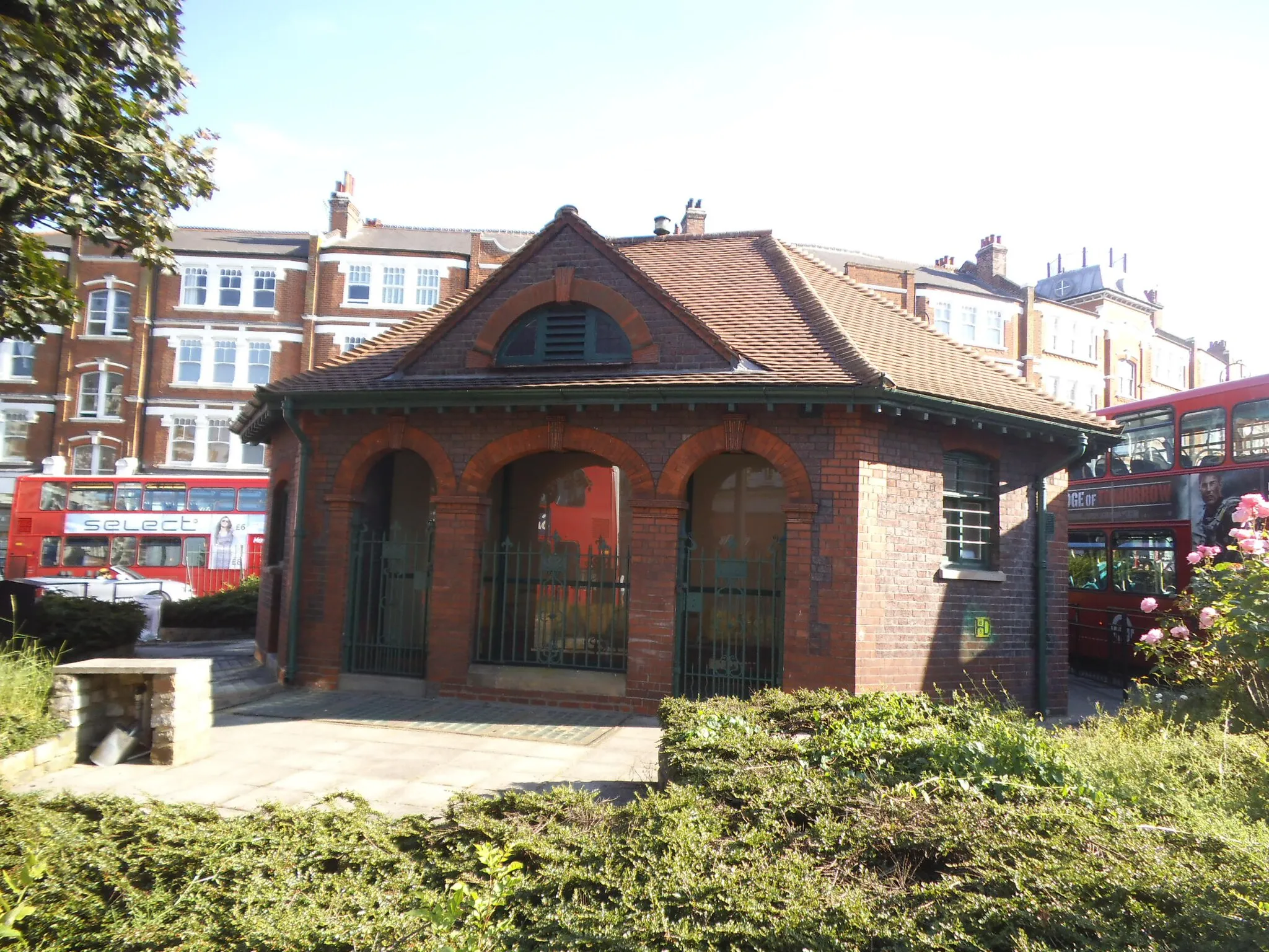 Photo showing: Closed public toilets on Muswell Hill roundabout