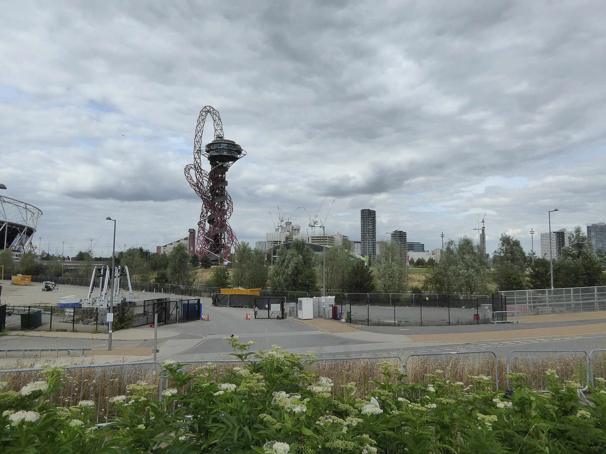 Photo showing: ArcelorMittal Orbit and access to the stadium