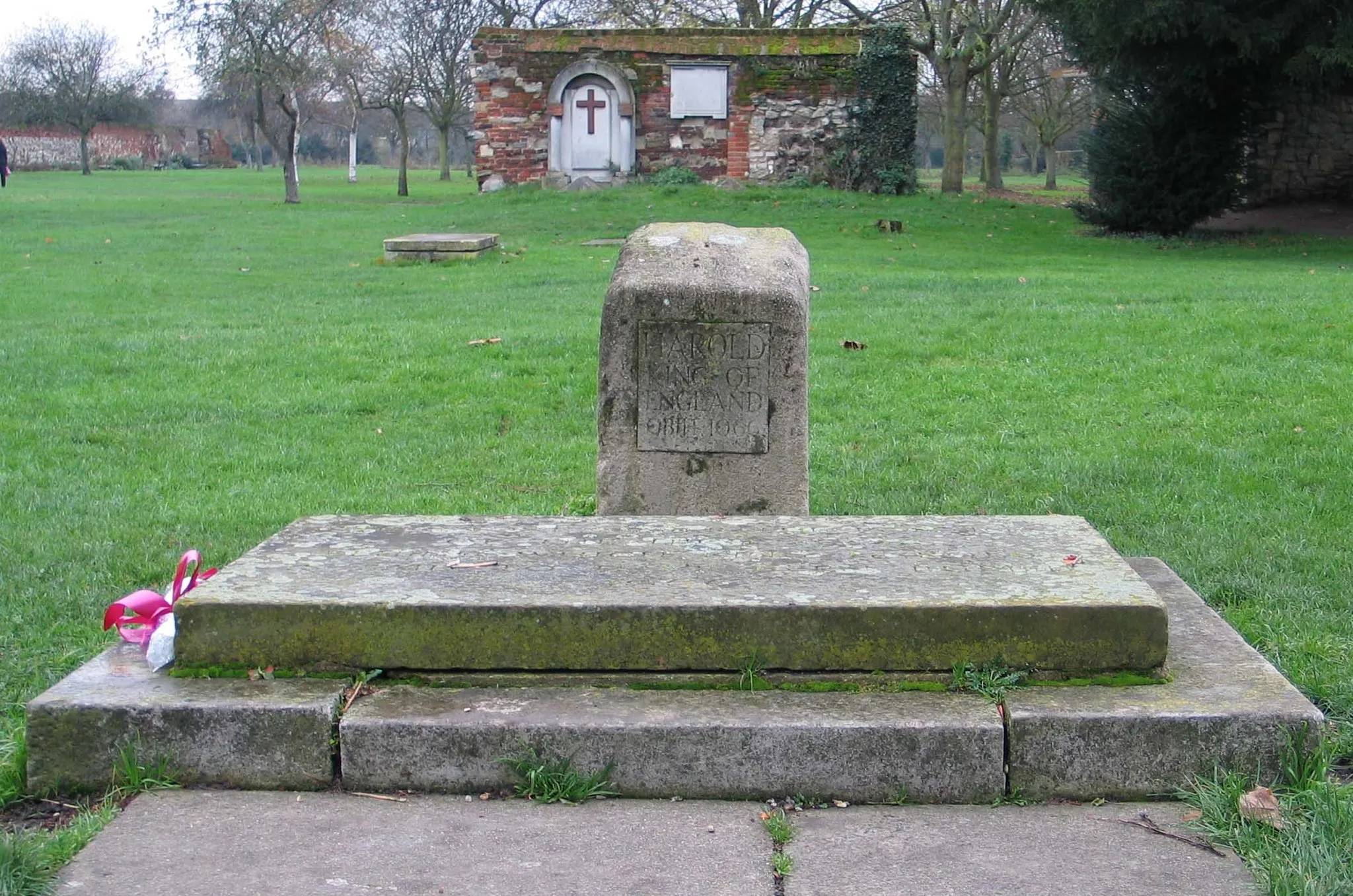 Photo showing: Tombe d'Harold II à Waltham
The tomb of Harold II at Waltham Abbey