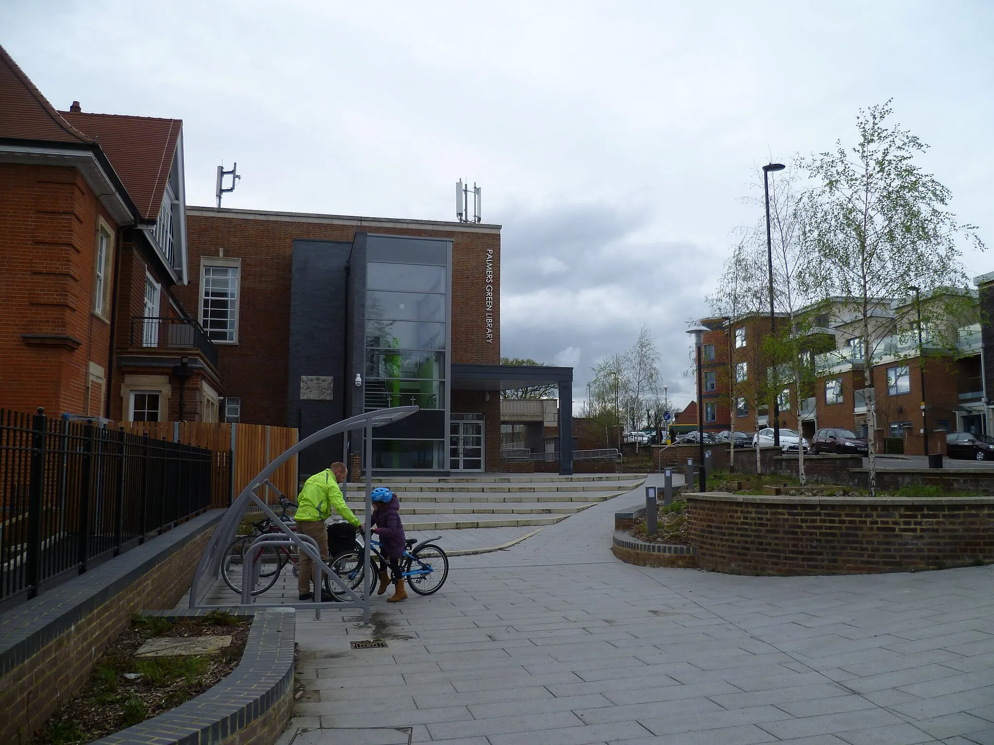 Photo showing: Palmers Green Library