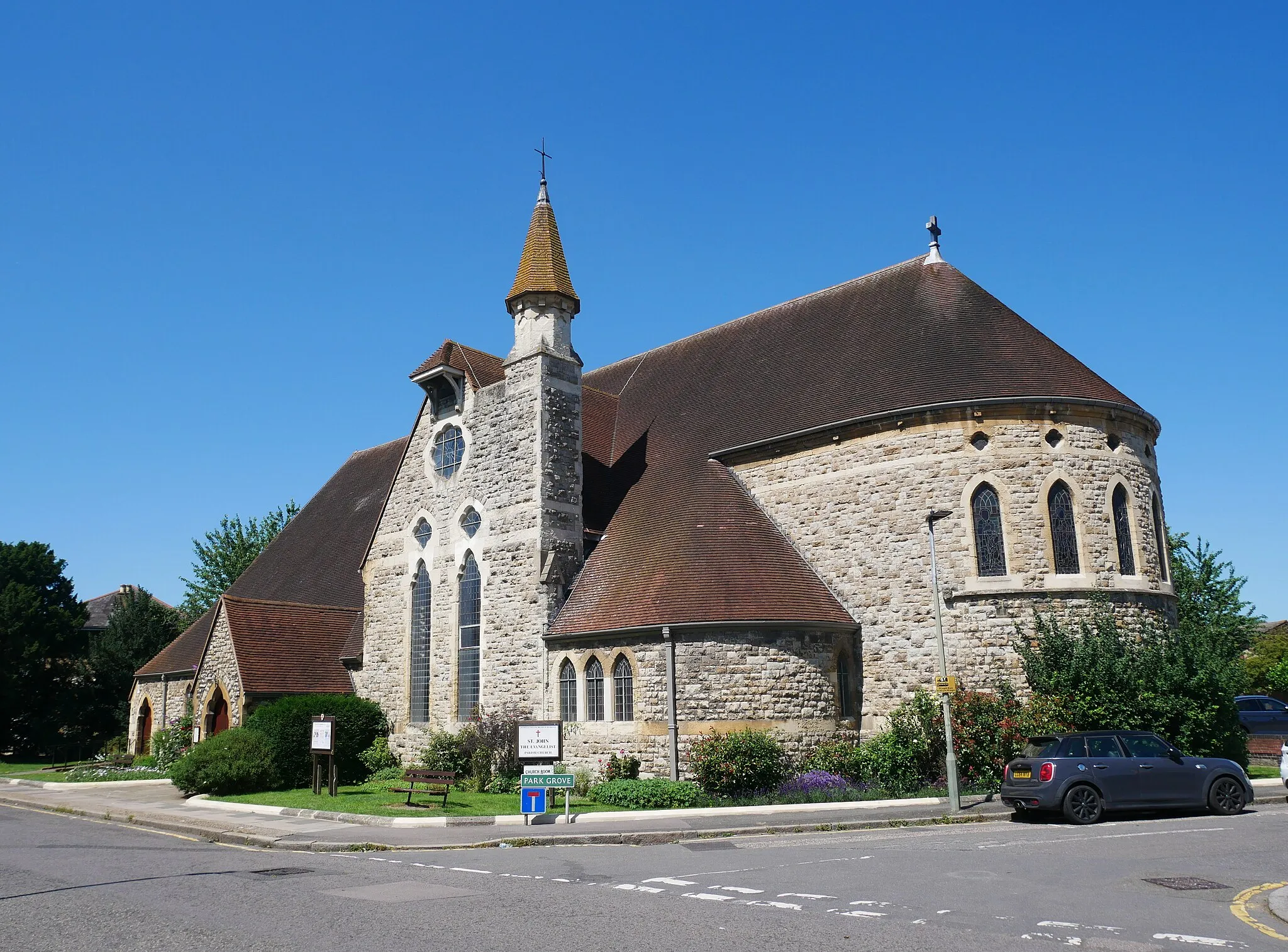 Photo showing: The Grade II listed Church of Saint John the Evangelist in Bromley as seen from the southeast.