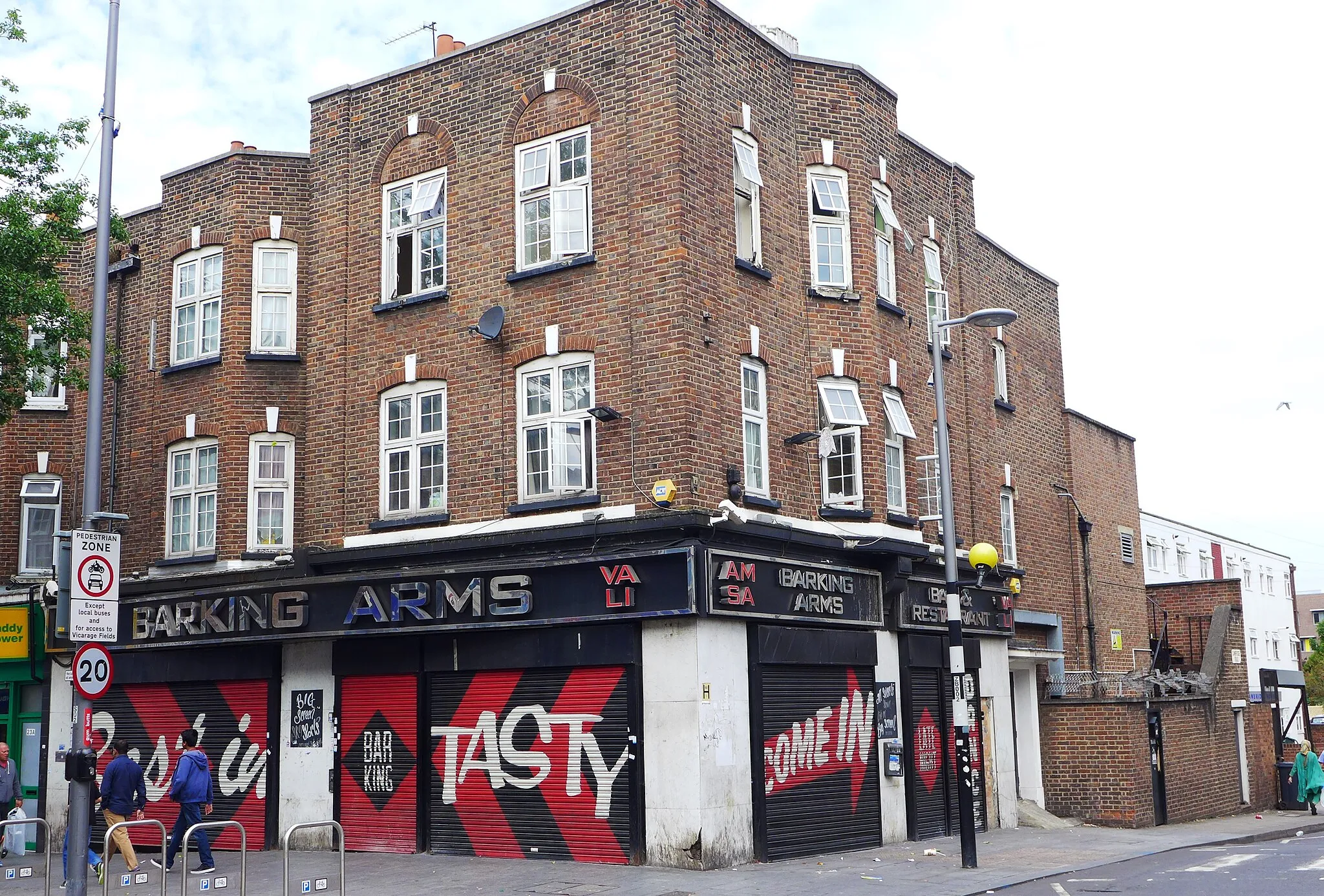 Photo showing: A modern-looking bar just by the station.
Address: 25-27 Station Parade.
Former Name(s): Top Up.
Links:

London Pubology