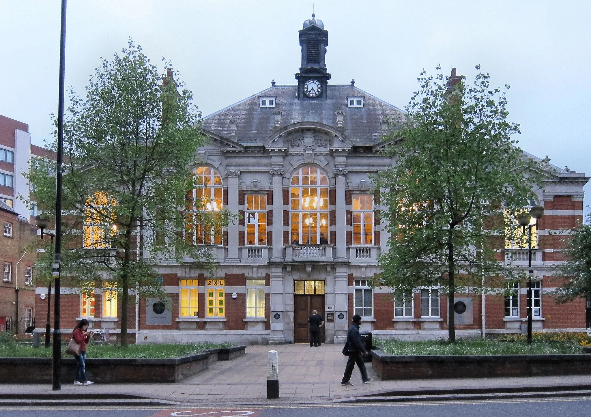 Photo showing: 20 May 2013. Haringey Council has gradually turned its back on its buildings in Tottenham. including the former Tottenham Town Hall which it sold off.
But on several occasions a year we gather here and pretend. This evening was the Annual General Meeting of the Council and Mayor Making in the Moselle Room.
________________________________________

§ Aerial view of where this photo was taken.