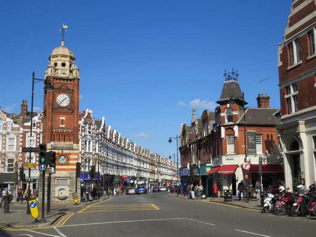 Photo showing: A view of Crouch End clock tower and Broadway Parade. The clock tower was built in 1895. More information about the clock tower is on the Hornsey Historical Society's website.