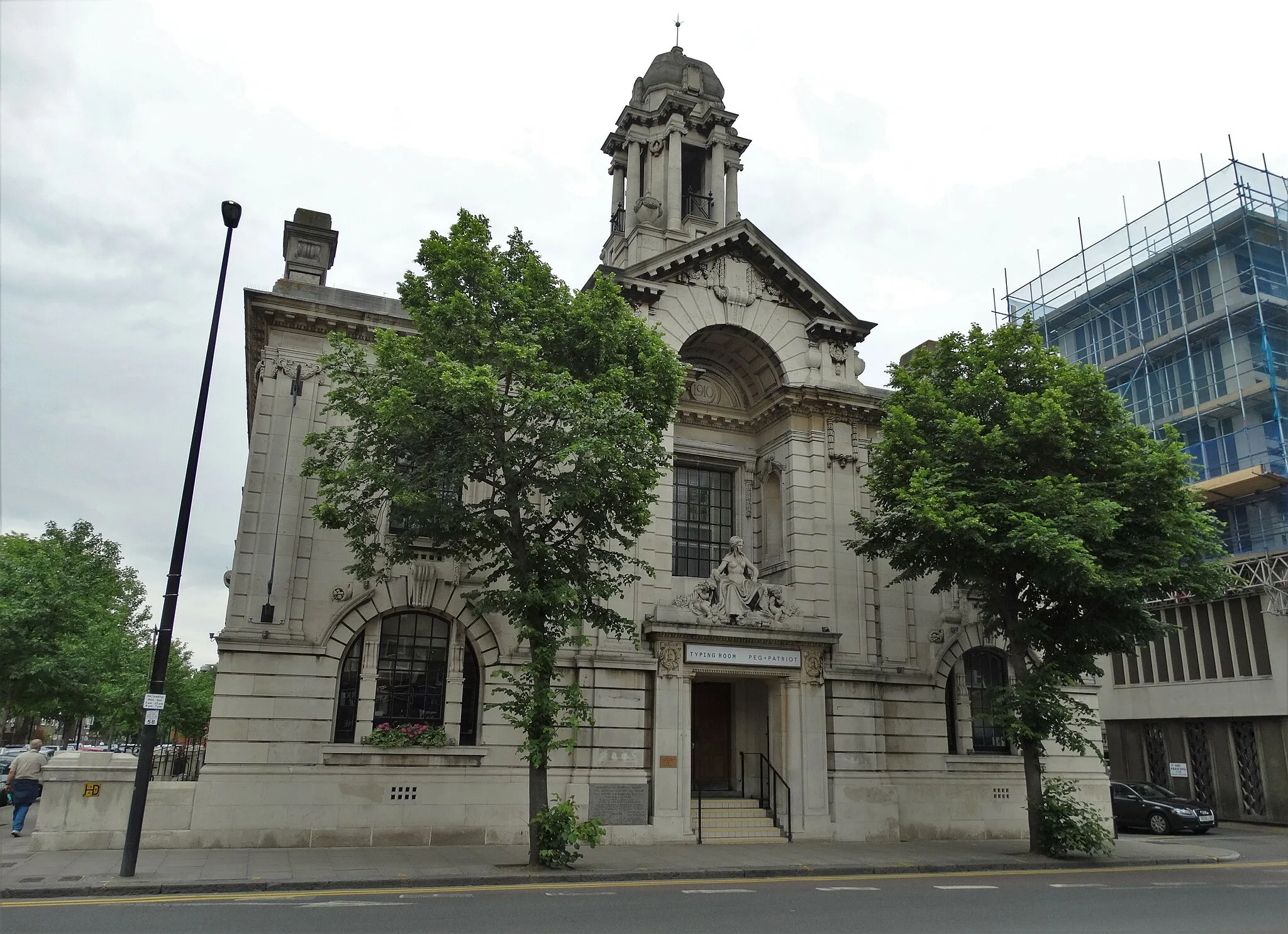 Photo showing: The former Bethnal Green Town Hall