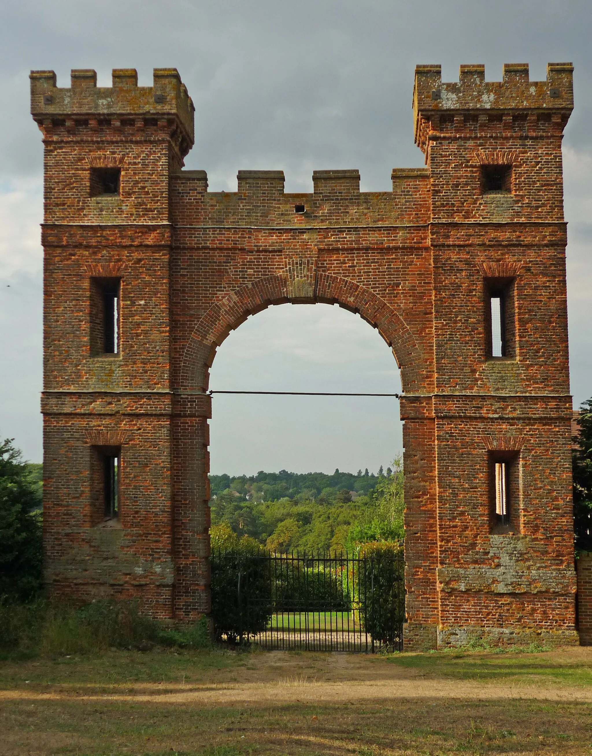 Photo showing: Brookmans Park Folly Arch, Hertfordshire