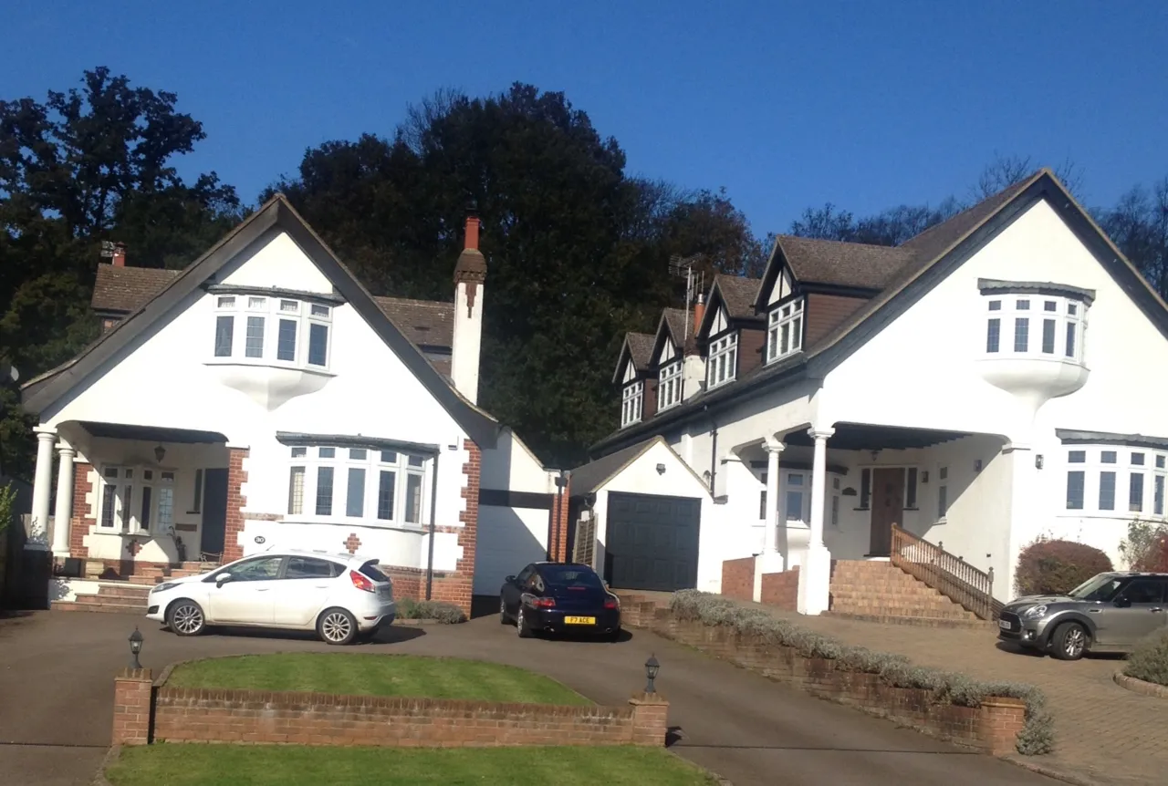 Photo showing: Bungalettes with Tuscan Columns 28-30 Georges Wood Road, Brookmans Park, Hertfordshire, AL9 7BT