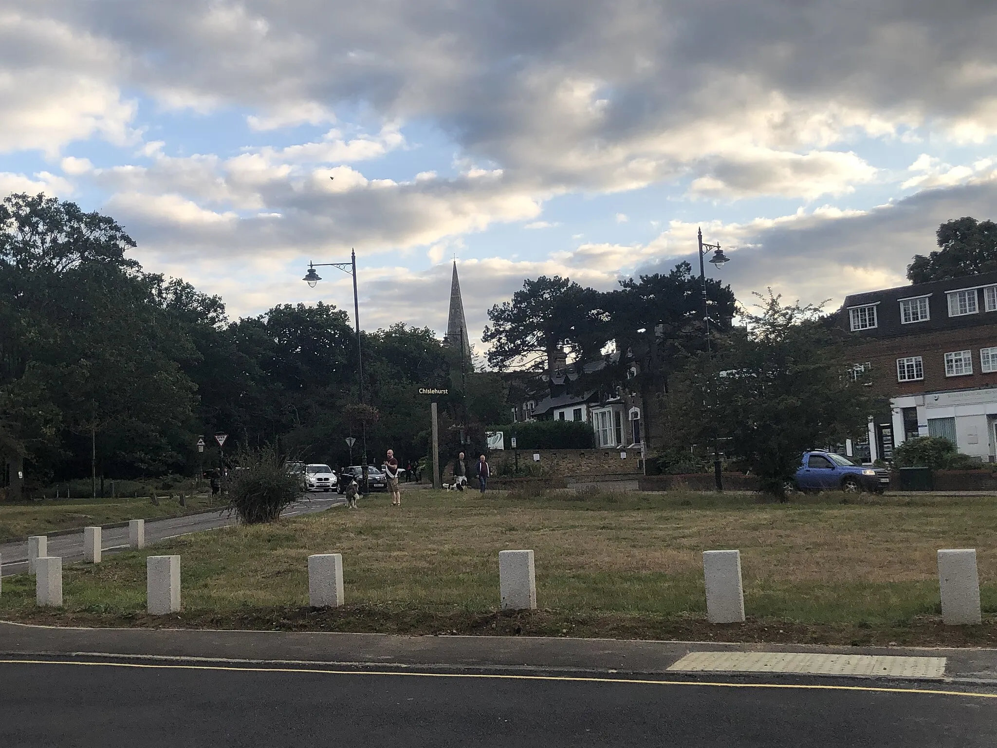 Photo showing: Chislehurst's village sign seen from Loop Road, looking towards Chislehurst War Memorial. Taken in September 2023.