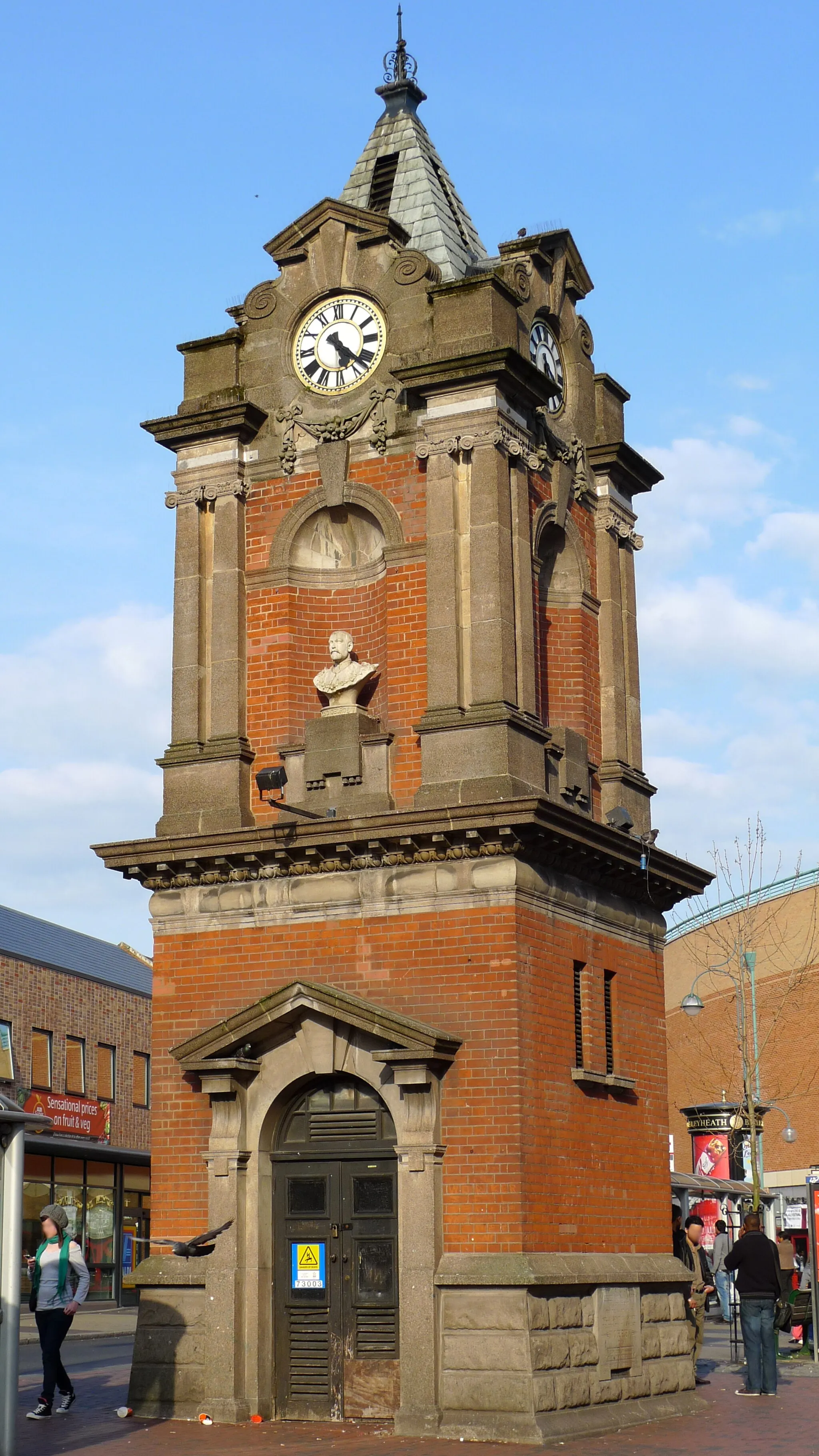 Photo showing: Clocktower, Bexleyheath, DA6
The clocktower on Bexleyheath Broadway.