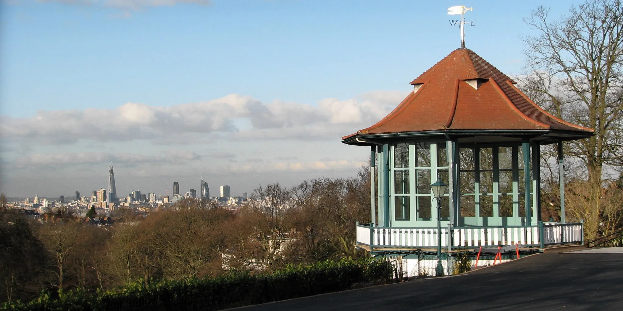 Photo showing: The Horniman Museum bandstand overlooking the London skyline.