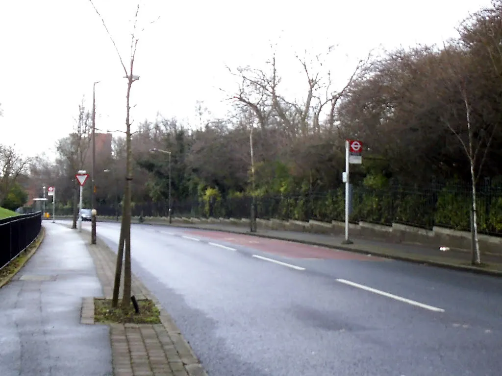 Photo showing: Bus stops on Brenchley Gardens
