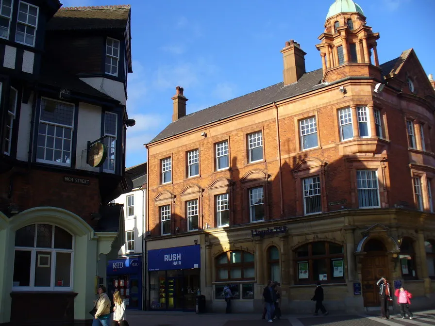 Photo showing: Redhill - High Street & Station Road corner