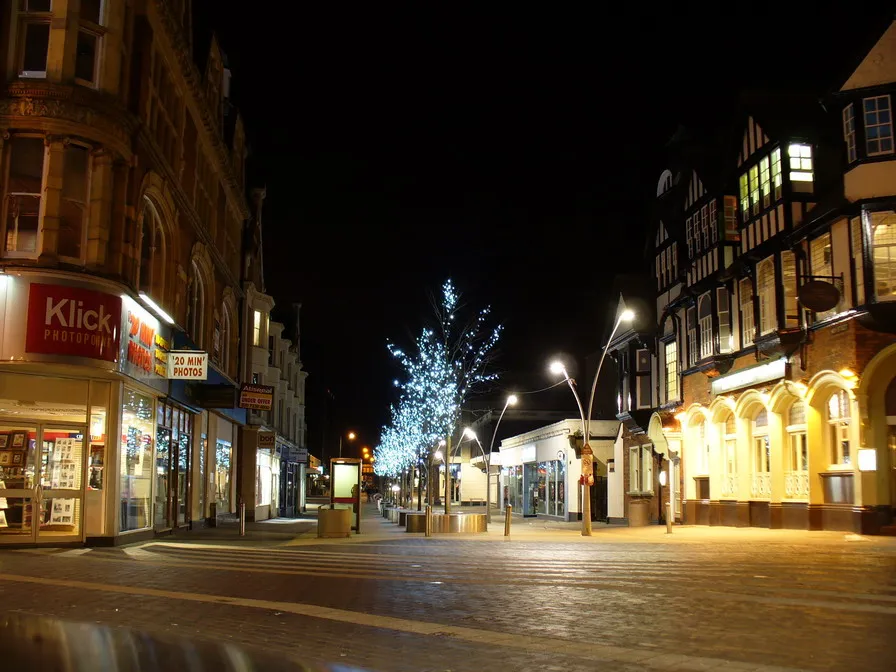 Photo showing: Redhill - High Street at night