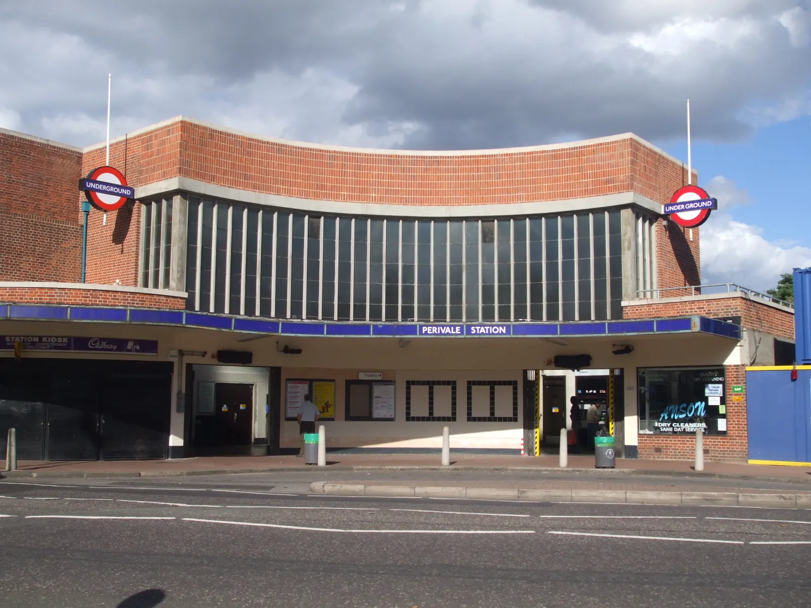 Photo showing: Perivale tube station, July 2008, just after recent refurbishment work to the upper facade.