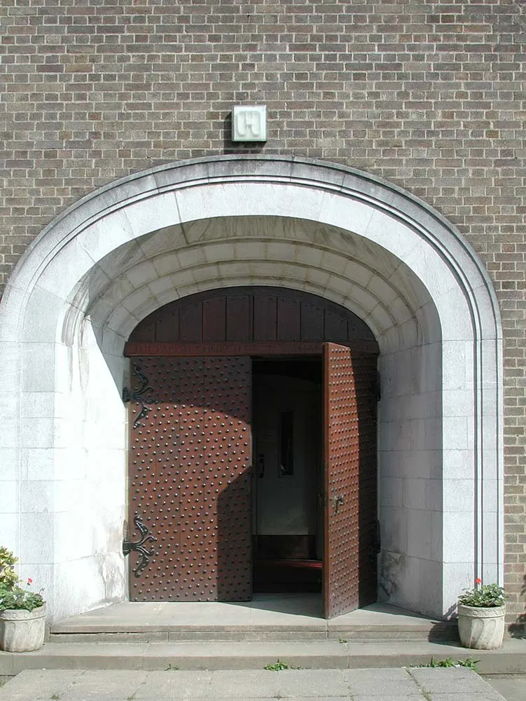 Photo showing: St Anselm, Uppingham Avenue, Belmont - Doorway