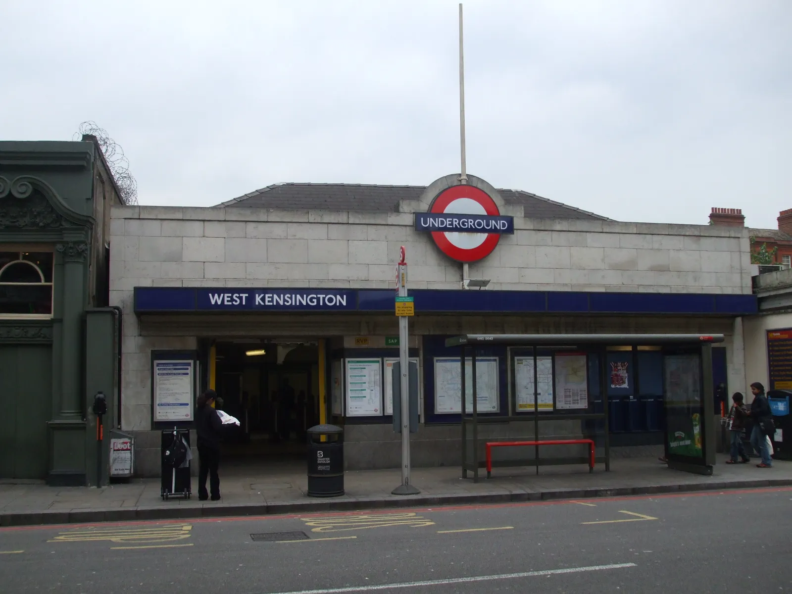 Photo showing: West Kensington tube station