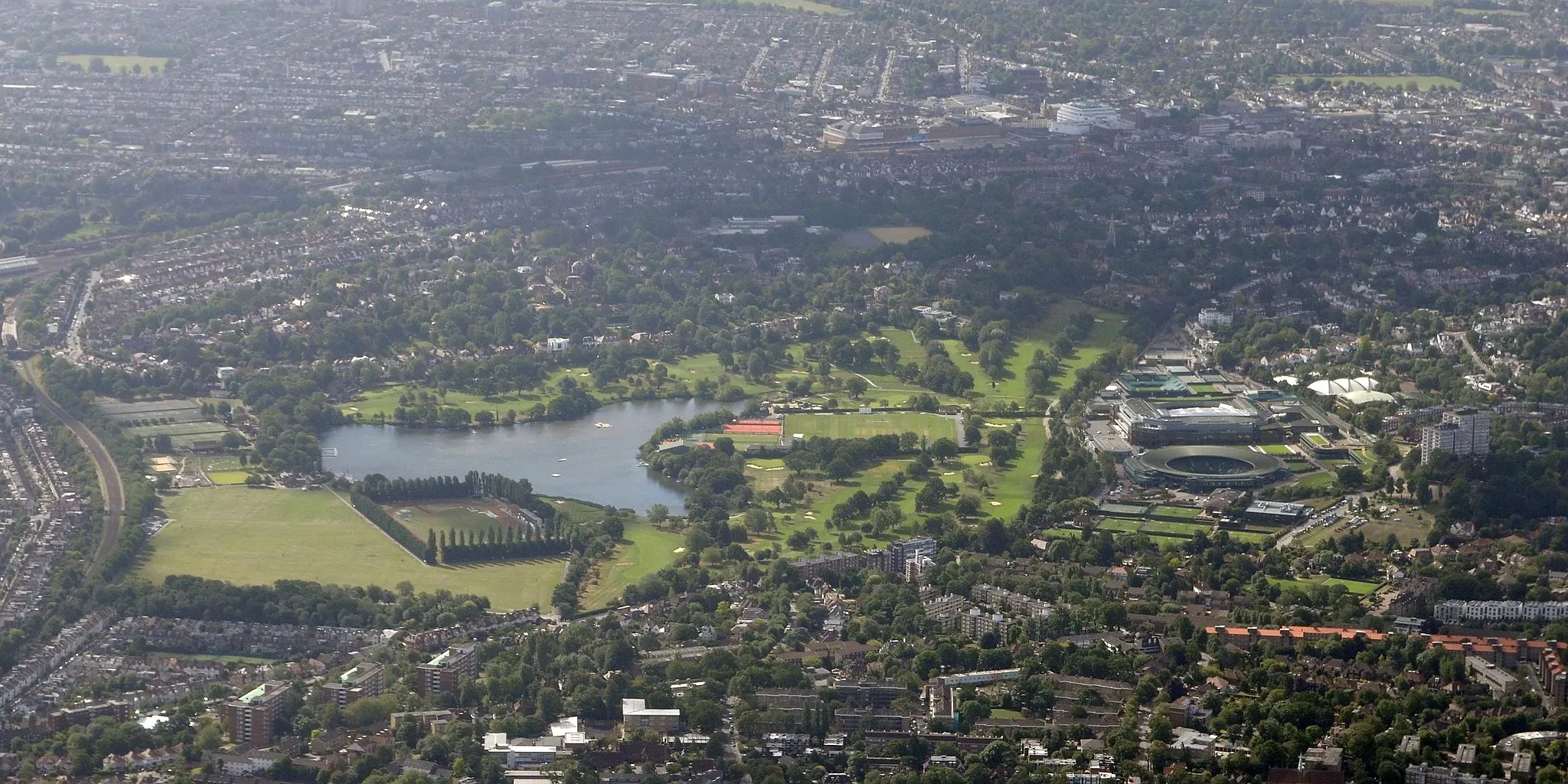 Photo showing: Aerial view of Wimbledon from the north in August 2015, with Wimbledon Park (left) and the All-England Club, the venue for the Wimbledon Championships (right).