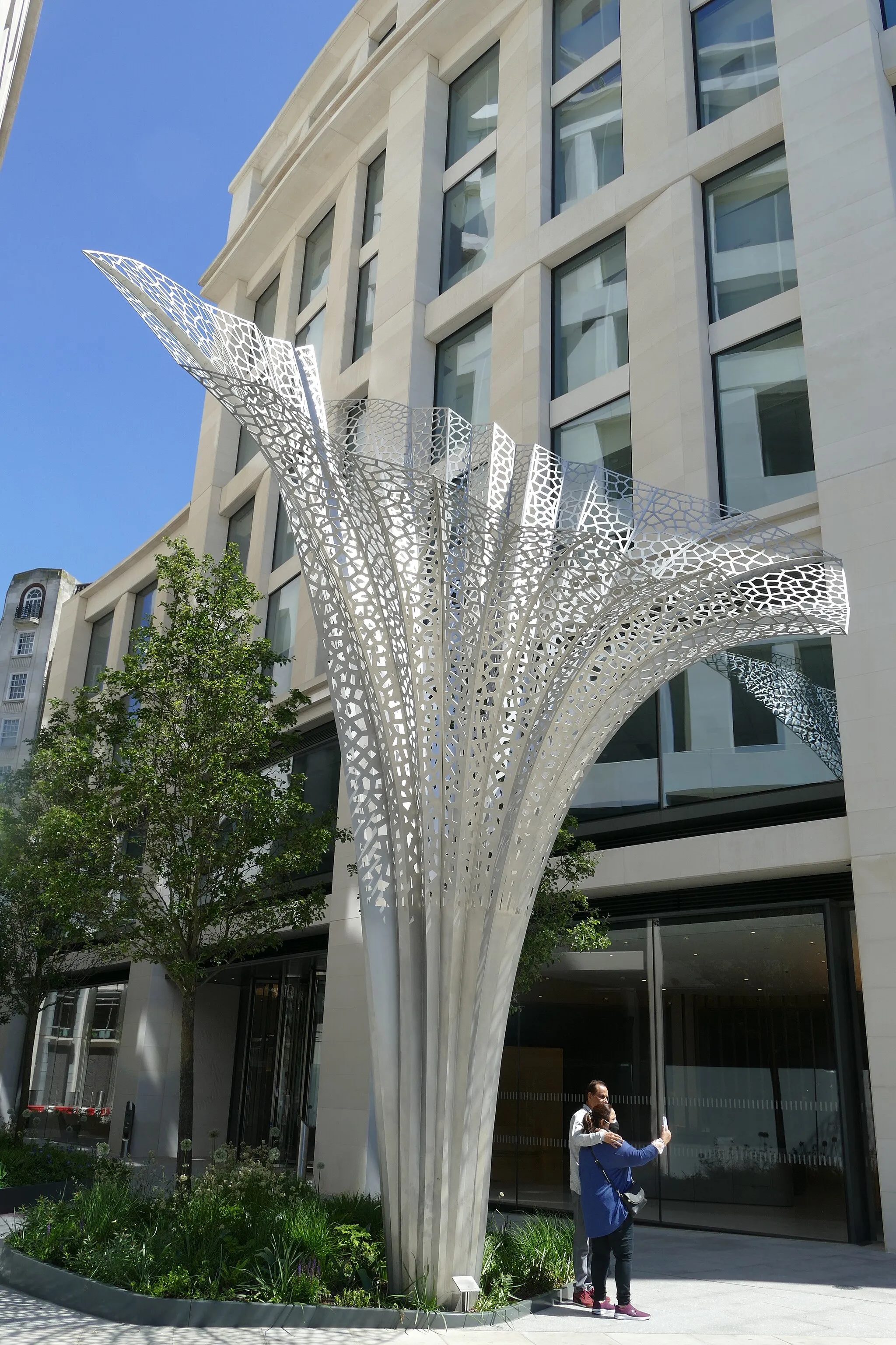 Photo showing: 'Circadian' by Lee Simmons, Marble Arch Place