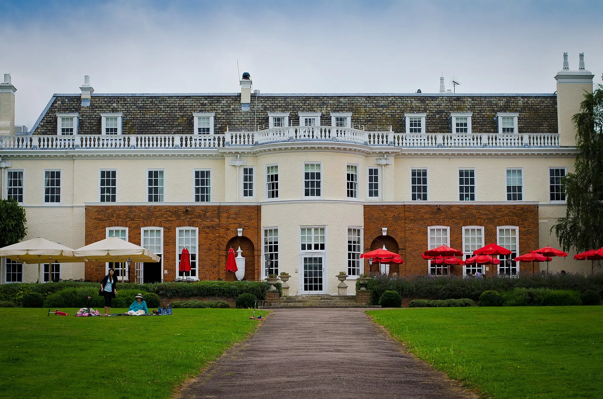 Photo showing: Situated in Cannizaro Park on Wimbledon Common (London), this Georgian mansion is now a hotel.