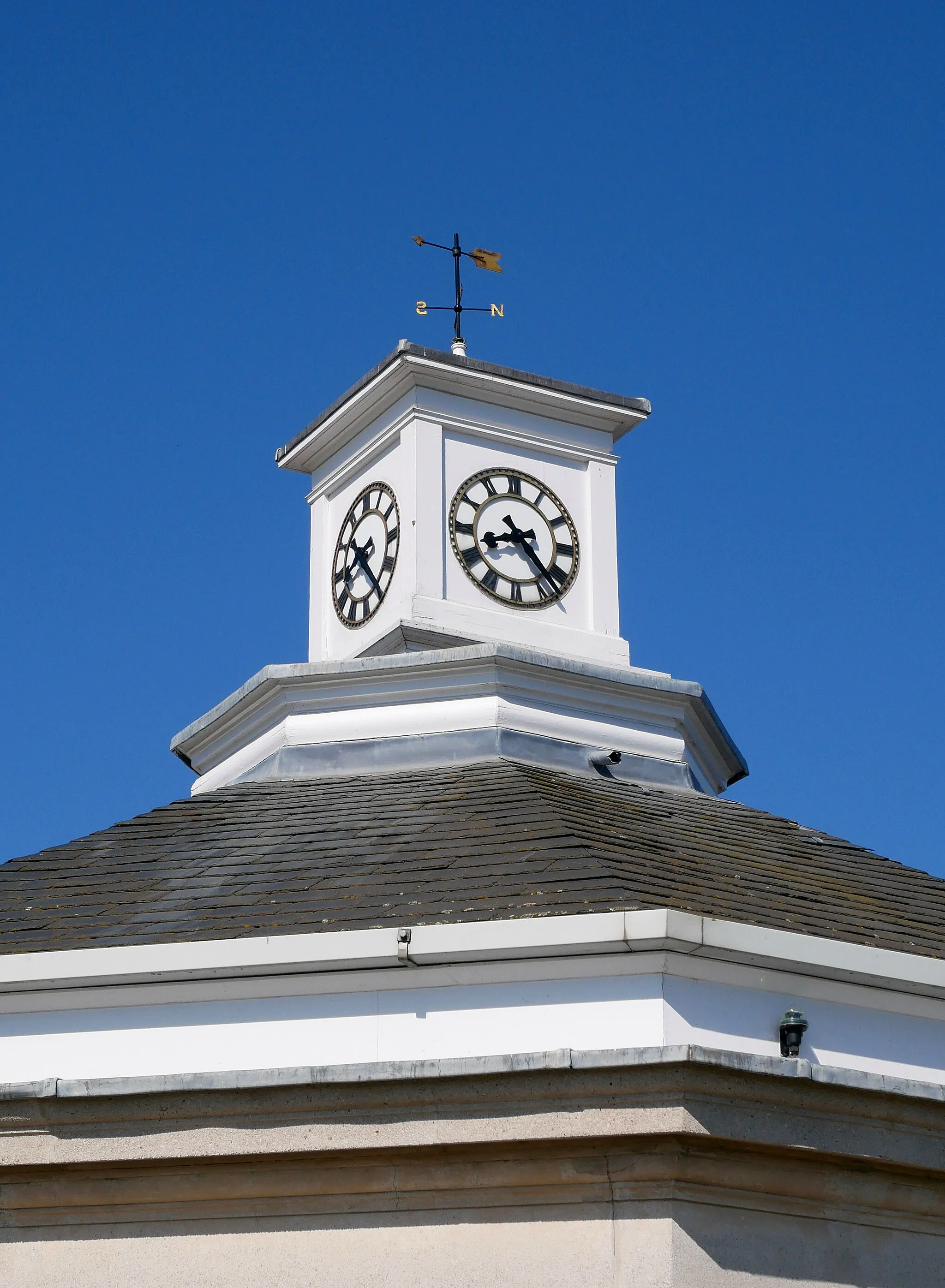 Photo showing: The clock atop the Memorial Shelter, Blackheath Common.