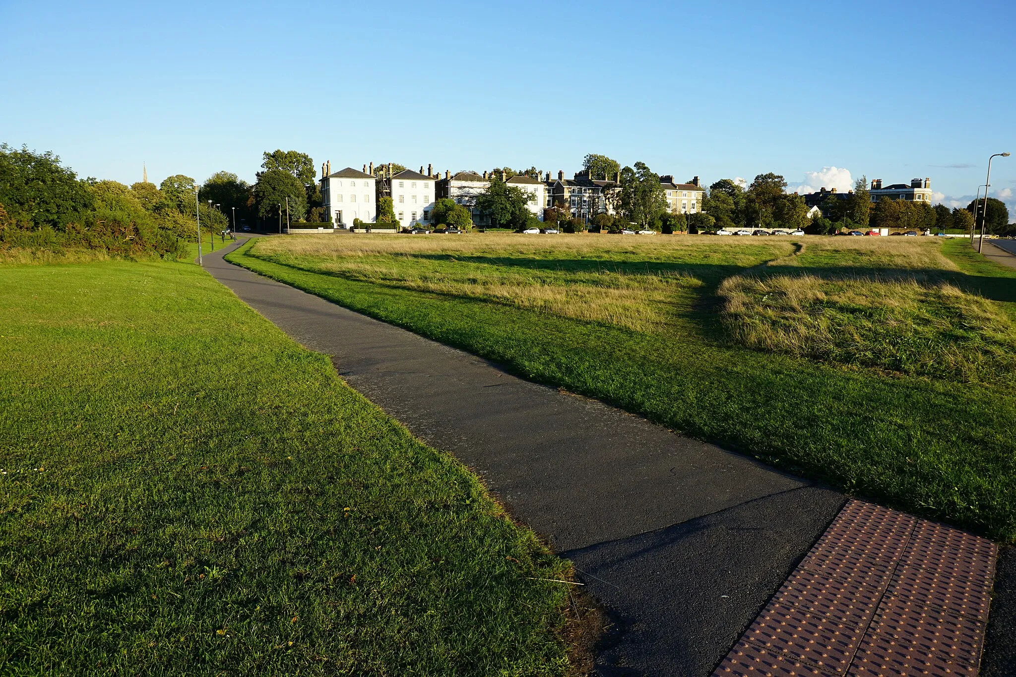Photo showing: Path to Vanbrugh terrace