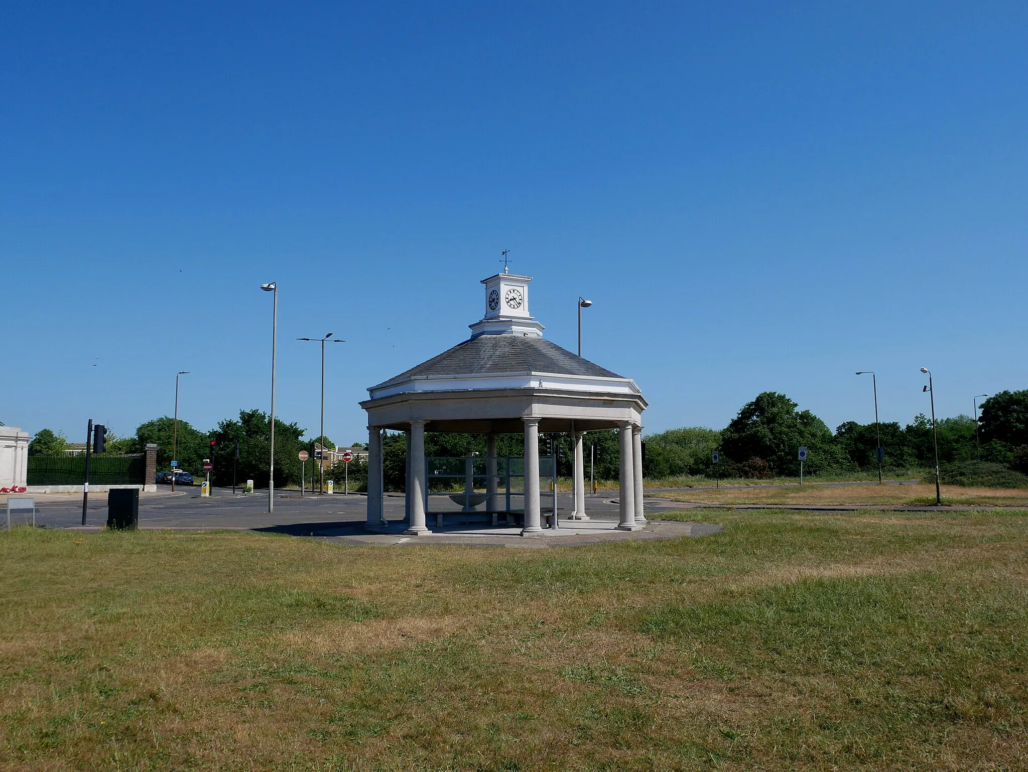 Photo showing: A north facing view of the Memorial Shelter, Blackheath Common.