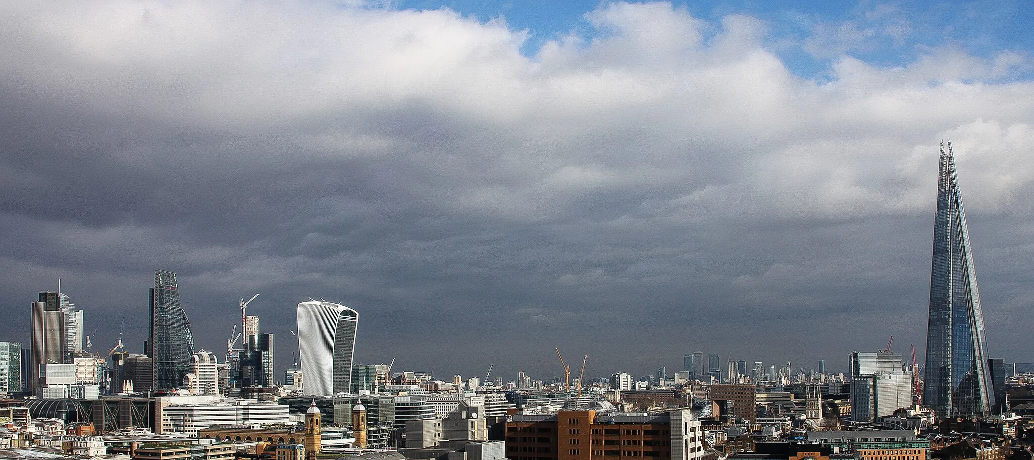 Photo showing: view from the top floor of the Tate Modern annexe. The building on the right is "The Shard", designed by Renzo Piano. The second high building from the left is the Leadenhall Building, popularly called "The cheese grater", designed by Rogers Stirk Harbour & Partners and the broad white building more to the right is  20 Fenchurch Street or popularly called "The walkie-talkie", designed by Rafel Viñoly.