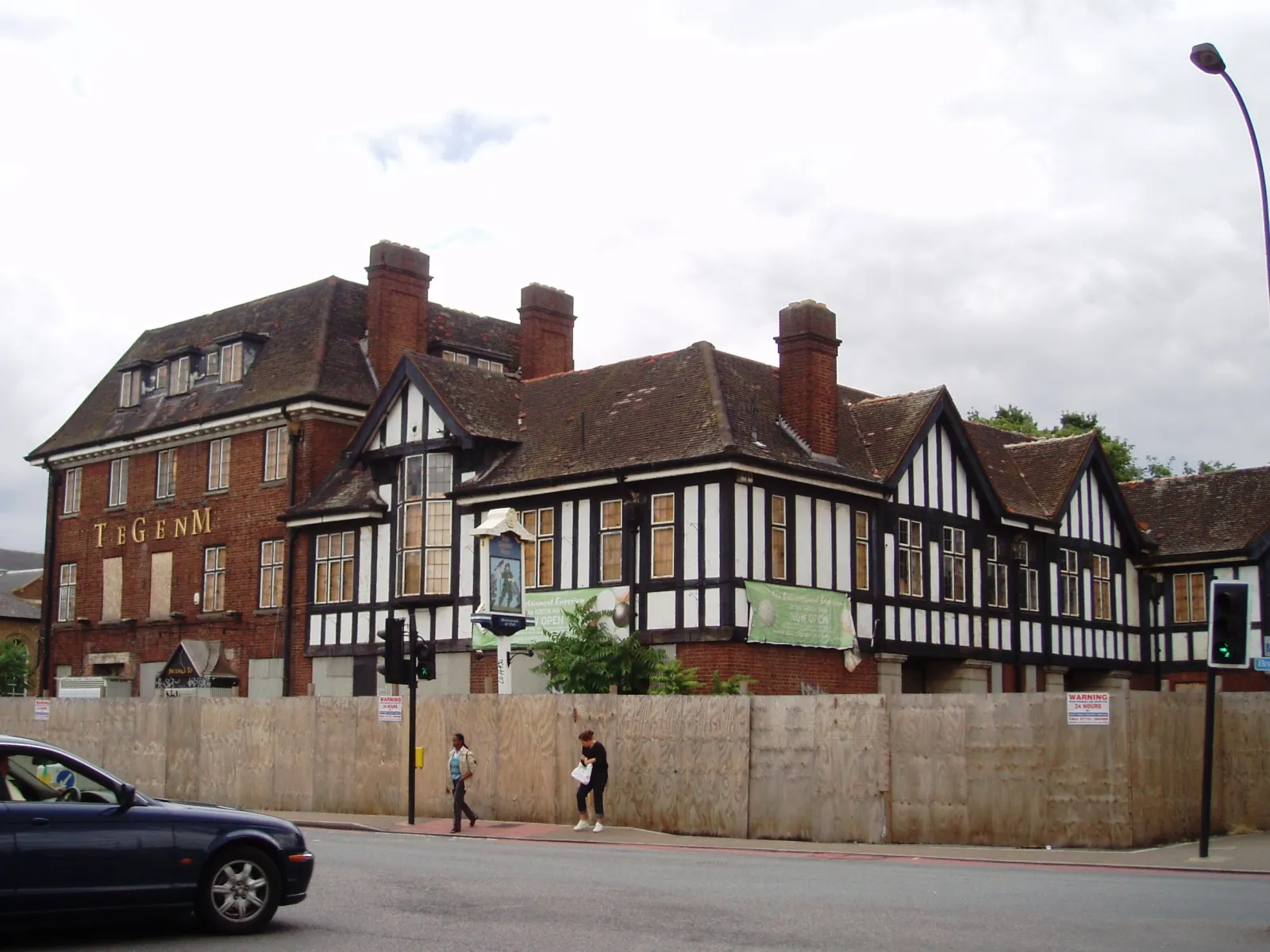 Photo showing: A massive Tudor-style pub between Bellingham and Beckenham Hill. Now boarded up of course, and since demolished.
Address: 355-357 Bromley Road.
Links:

Dead Pubs (history)