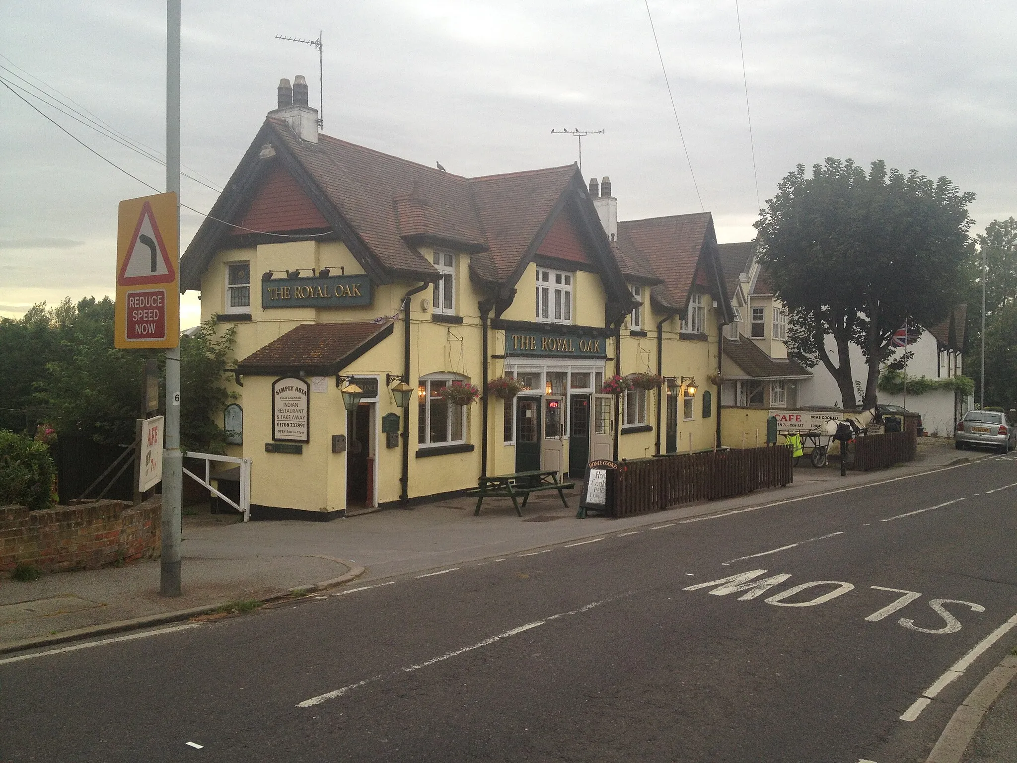 Photo showing: The Royal Oak, Havering-Atte-Bower