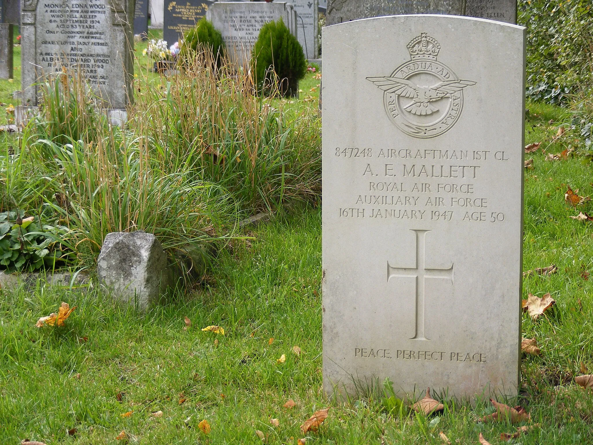 Photo showing: War Gravestone, Havering-atte-Bower   Aircraftman A.E. Mallett   RAF auxiliary Air Force  16th January 1947 age 50  
which is some time after the war ended, and the death was registered locally.  Arthur Edward Mallett of 8 Victoria Avenue Romford husband of Elizabeth Mary Mallett