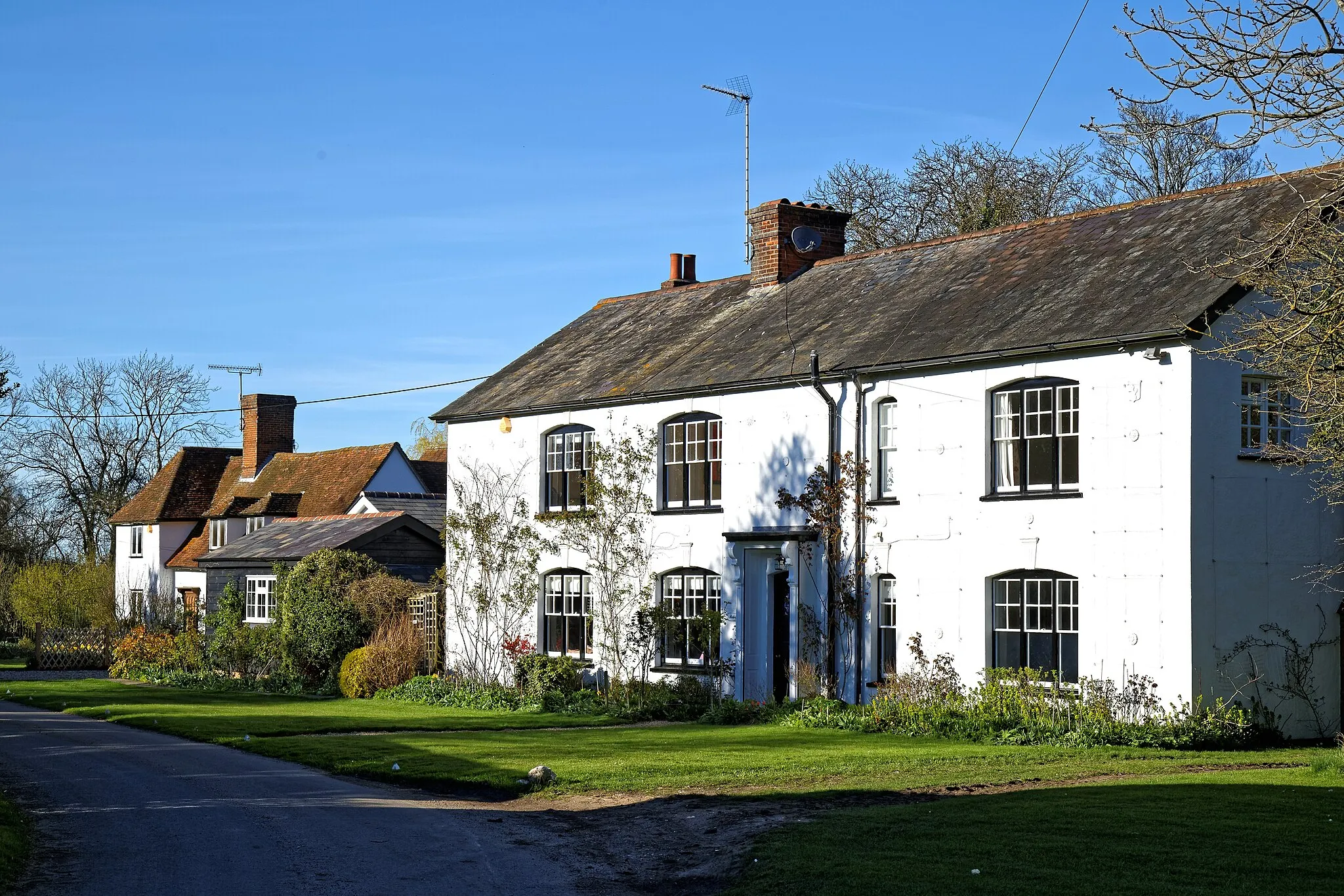 Photo showing: A pargetted white house, and Grade II listed,The Maltings' hall house dating to the the 16th and 17th-century, on Church End in Great Canfield village, Essex, England. Camera: Canon EOS 6D with Canon EF 24-105mm F4L IS USM lens. Software: large RAW file lens-corrected, optimized and downsized with DxO OpticsPro 11 Elite, Viewpoint 2, and Adobe Photoshop CS2.