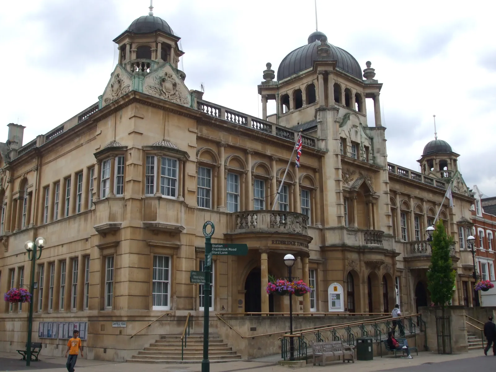 Photo showing: Redbridge Town Hall, Ilford High Road