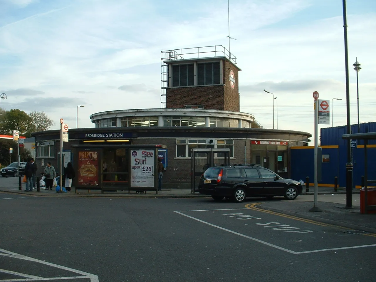 Photo showing: View of en:Redbridge tube station building, at the NE corner of Redbridge Roundabout (A12/A406). Sunil060902, 4th November 2007.