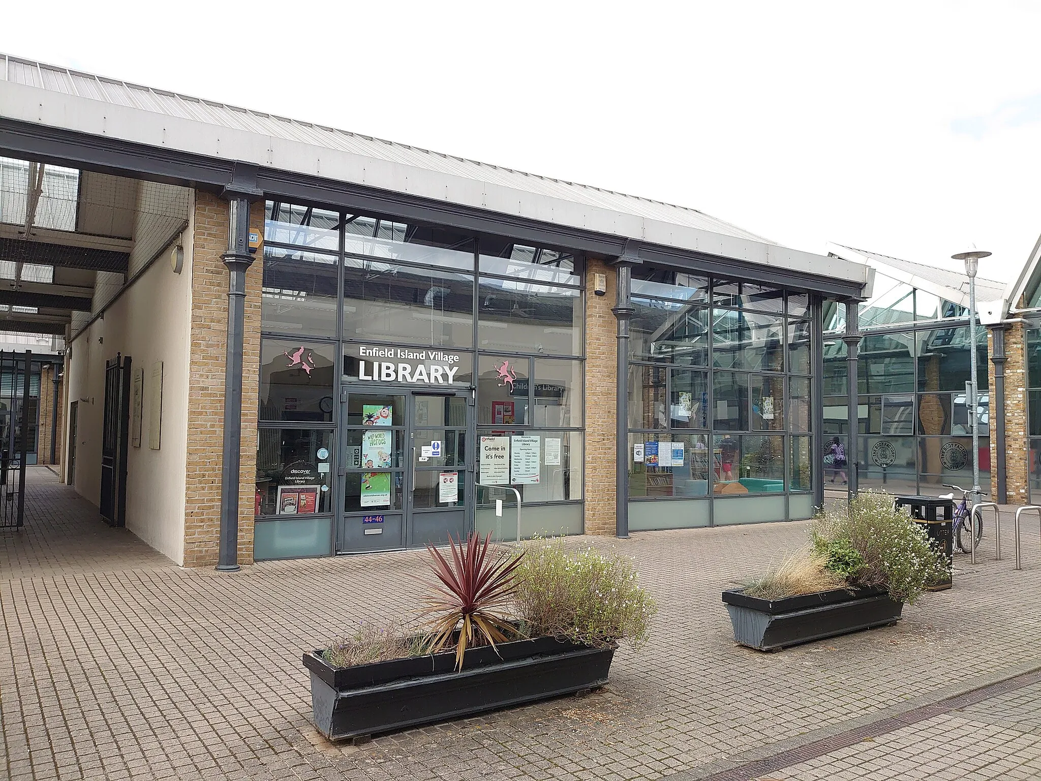 Photo showing: Enfield Island Village Library