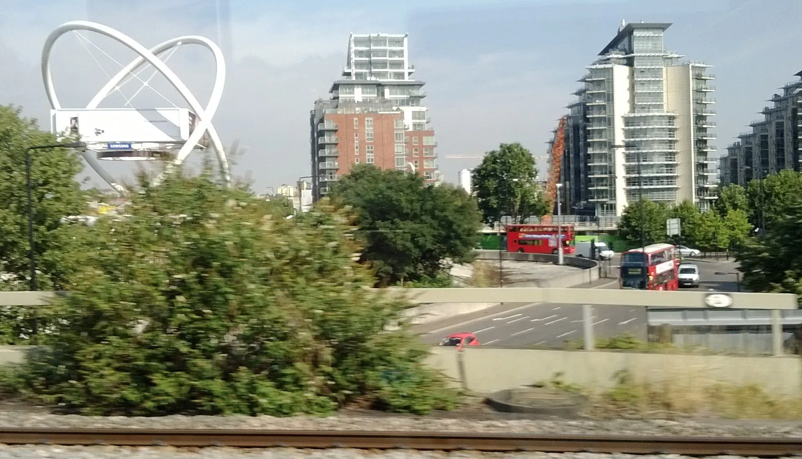 Photo showing: South end of Wandsworth Bridge, as seen from the train
