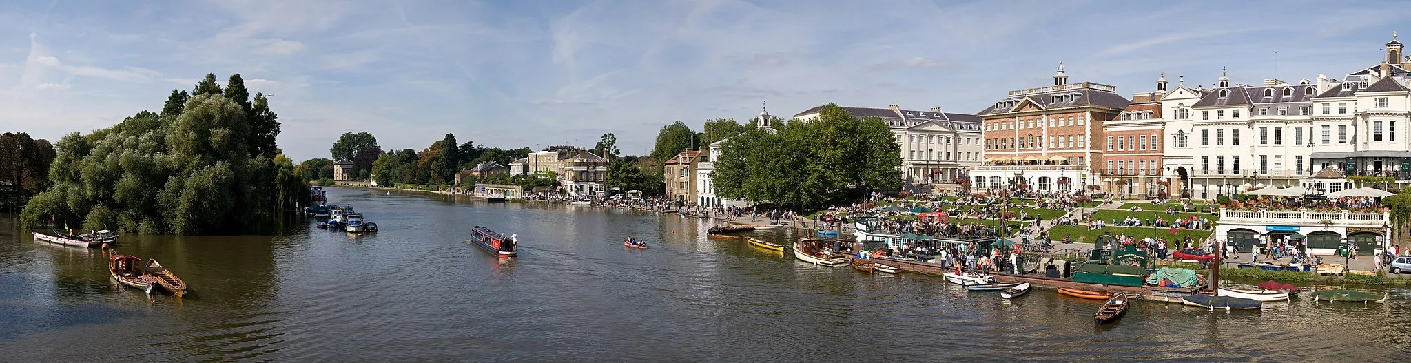 Photo showing: A 10 segment panoramic image of the Thames Riverside of Richmond, London, England. Taken by myself with a Canon 5D and 24-105mm f/4L IS lens.