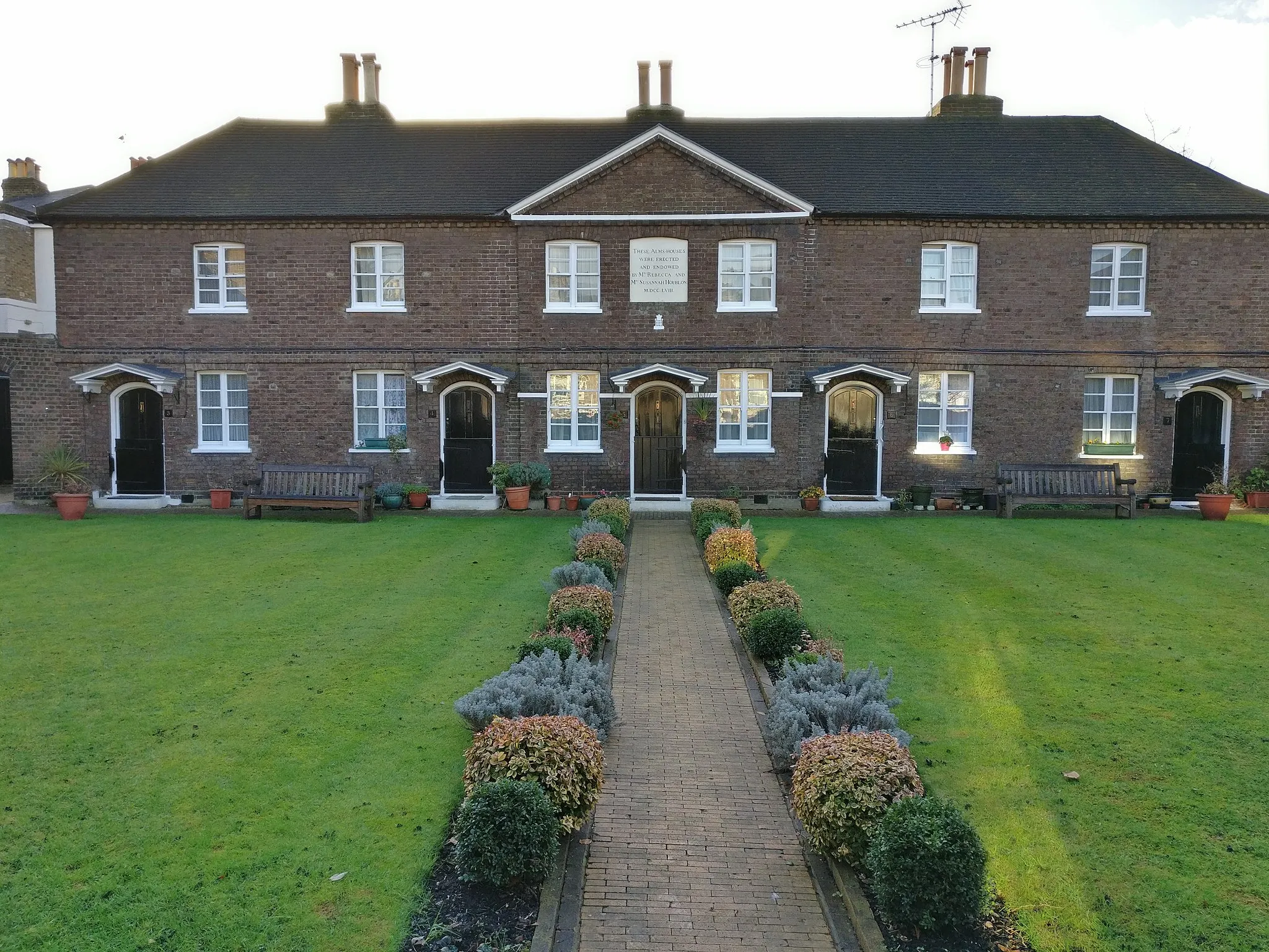 Photo showing: Houblon's Almshouses, Richmond, London