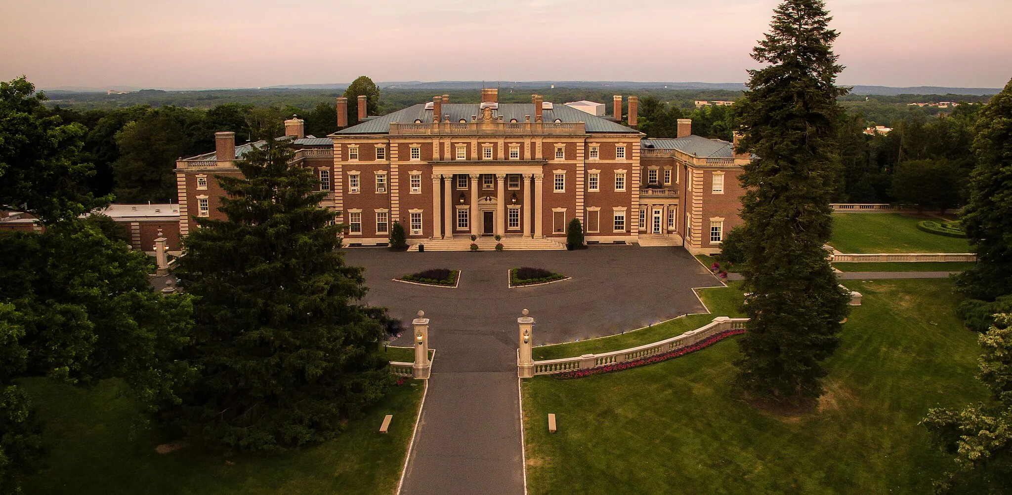 Photo showing: Florham Park, Madison, New Jersey (Morris County), about 25 miles due west of Manhattan. Country estate of Hamilton Twombly and his wife Florence Vanderbilt, and their heirs (ca. 1895-1955). Designed by McKim, Mead, & White, gardens and grounds by Frederick Law Olmsted. Sold by heirs in 1955 and campus of Fairleigh Dickinson University since 1958.