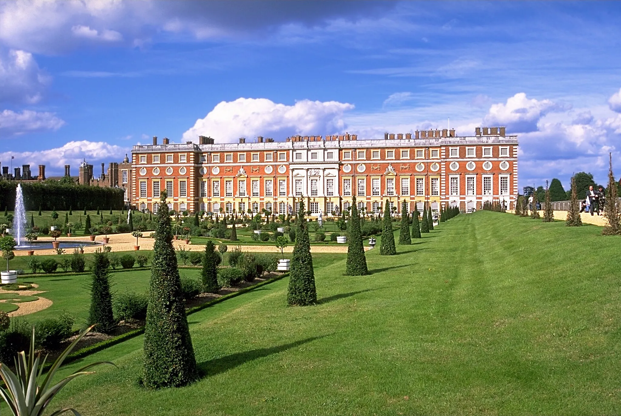 Photo showing: Hampton Court, near London
Photo was taken using the following technique:

Film: Fuji Velvia
Lens:	4/35-70
Filter: none
Body: Minolta Dynax 7
Support: none
Source: http://fam-tille.de/sparetime.html
Image with Information in English
Bild mit Informationen auf Deutsch