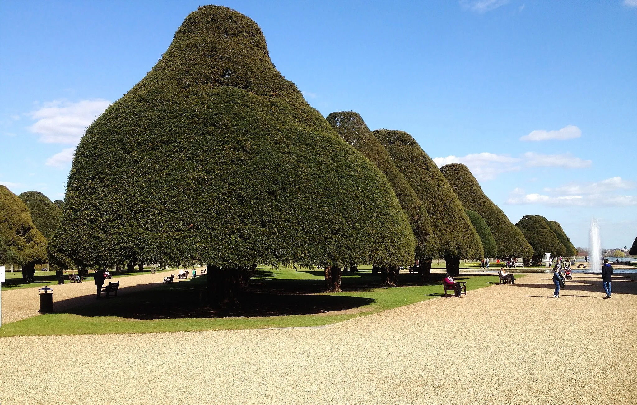 Photo showing: Partial view of the Great Fountain Garden at Hampton Court, Surrey, England