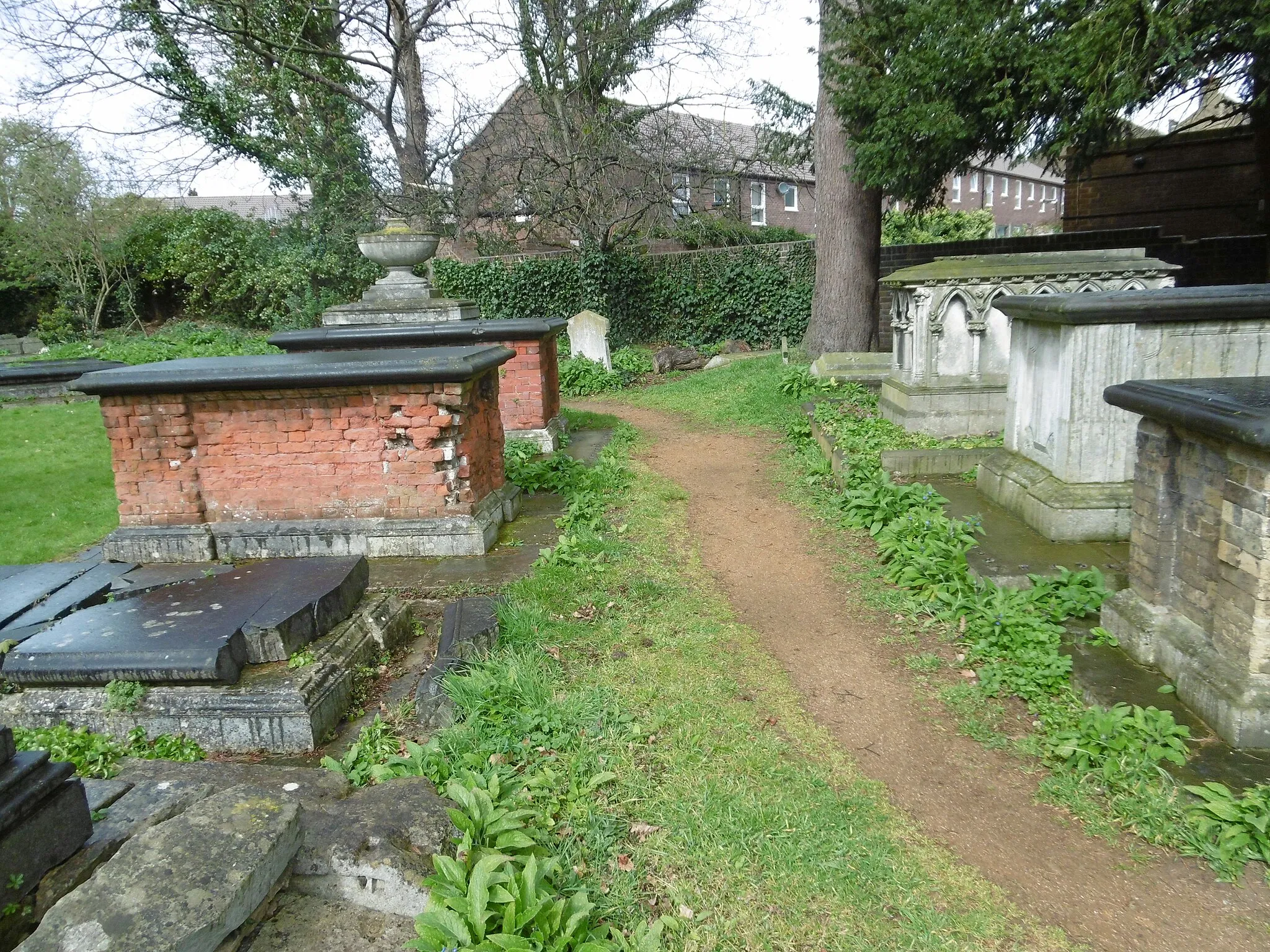 Photo showing: Path in St Leonard's Churchyard, Streatham