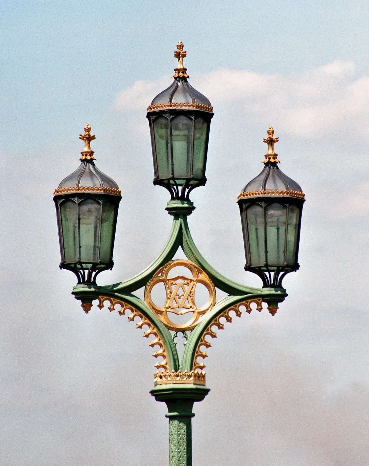 Photo showing: Street lanterns on en:Westminster Bridge in London / UK