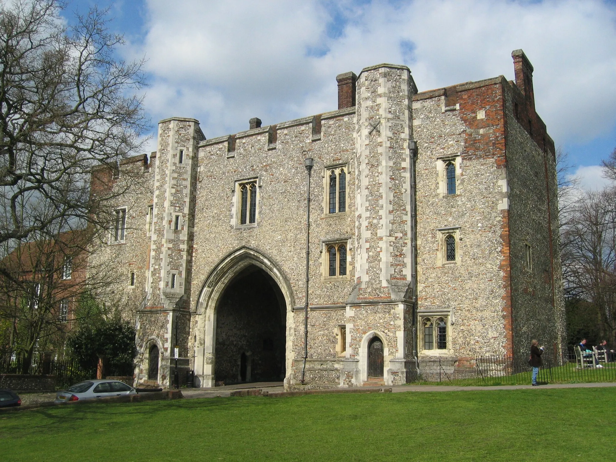 Photo showing: Gateway of former St Albans Abbey, Hertfordshire, UK; Abbey Gateway from the 1360s