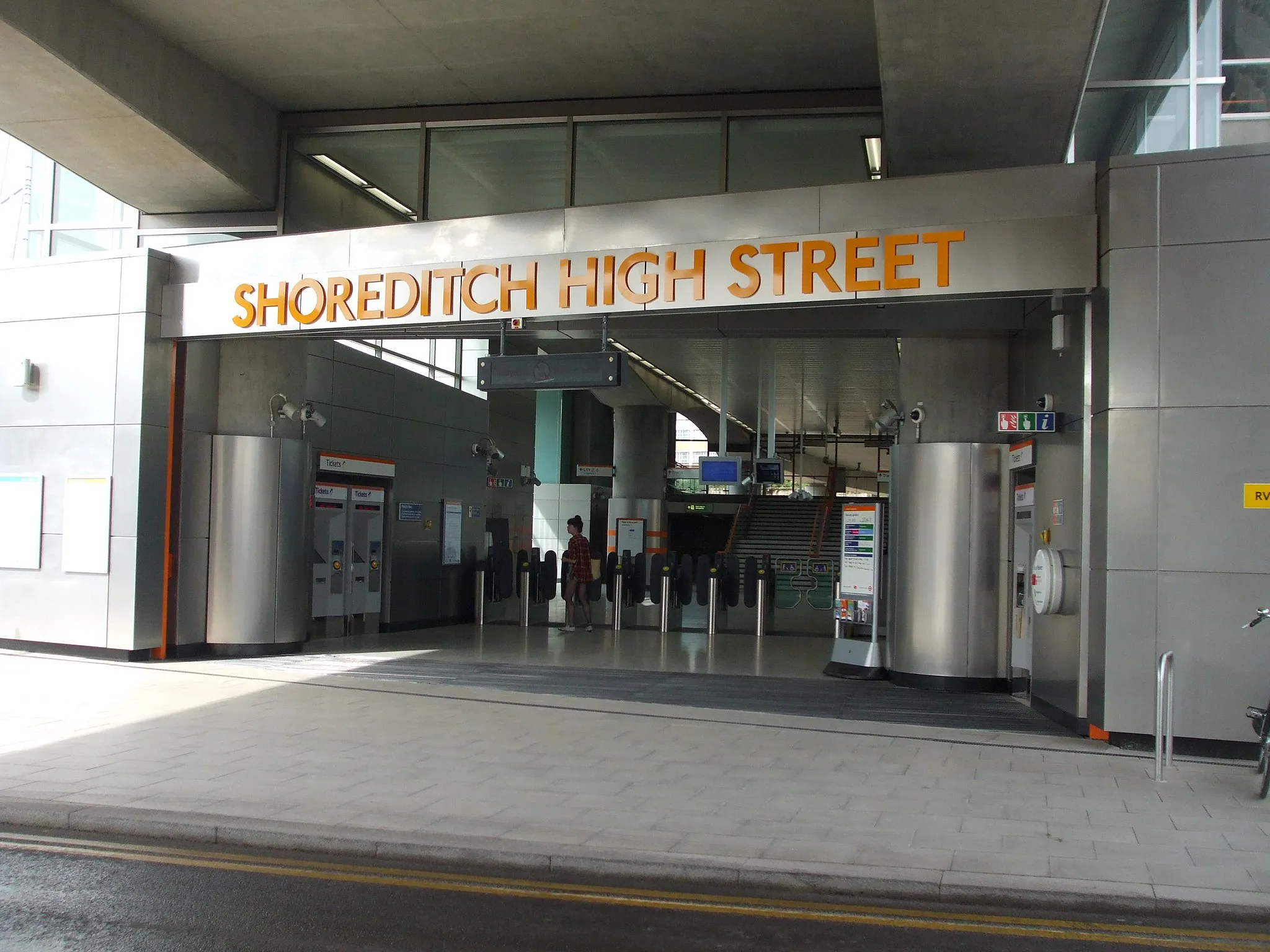 Photo showing: Shoreditch High Street station entrance close-up, a day after opening in April 2010