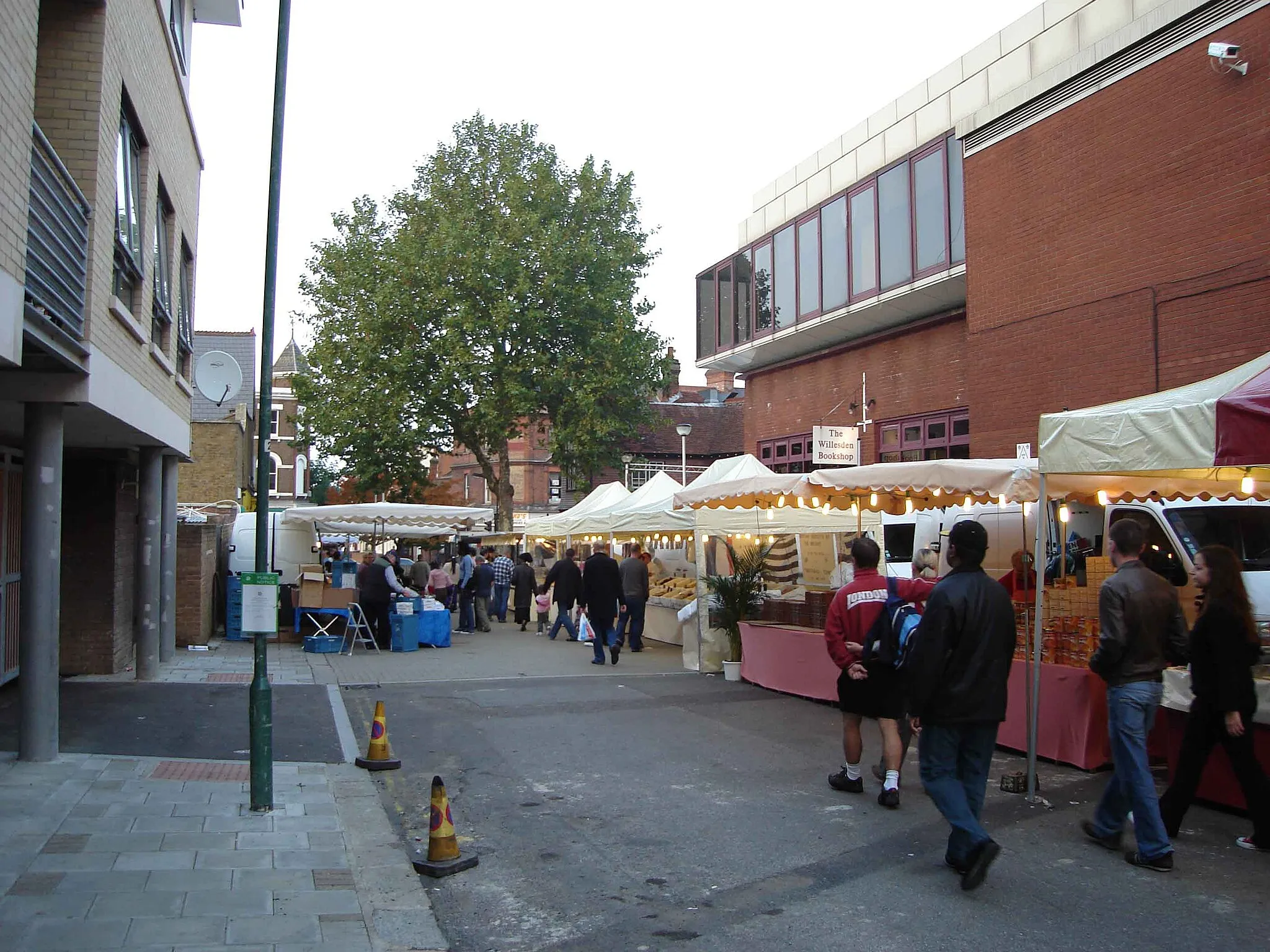 Photo showing: Willesden: Willesden French Market in October 2006 by Ajplondon