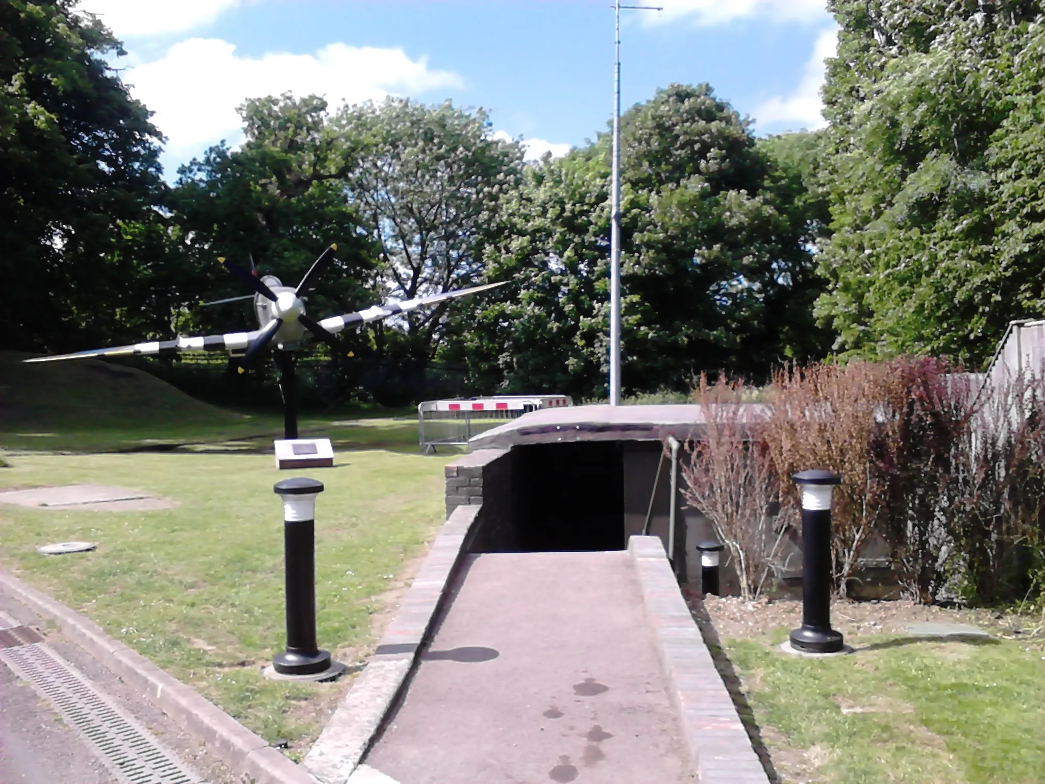 Photo showing: Entrance to the Battle of Britain Bunker, with Spitfire gate guardian standing nearby